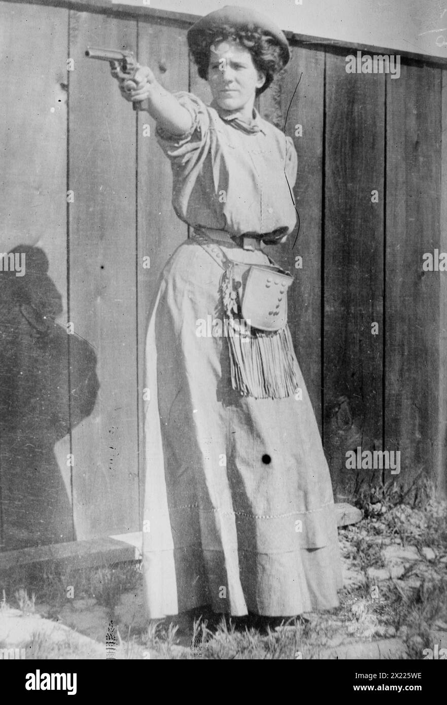 Frau Adolph Topperwein. [Mit Pistole], zwischen 1910 und 1915. Stockfoto