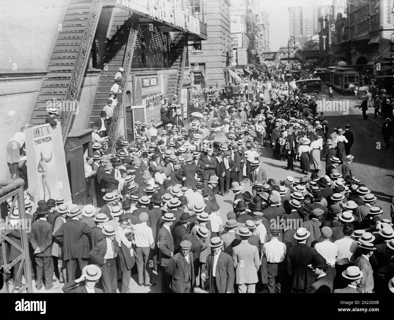 Massen warten zwischen 1910 und 1915 auf Johnson in New York. Zeigt Massen, die auf den afroamerikanischen Boxer John Arthur („Jack“) Johnson (1878–1946) während eines Besuchs in New York City warten, der am 11. Juli 1910 begann. Jackson trat eine Woche im Hammerstein's Theatre auf. Stockfoto