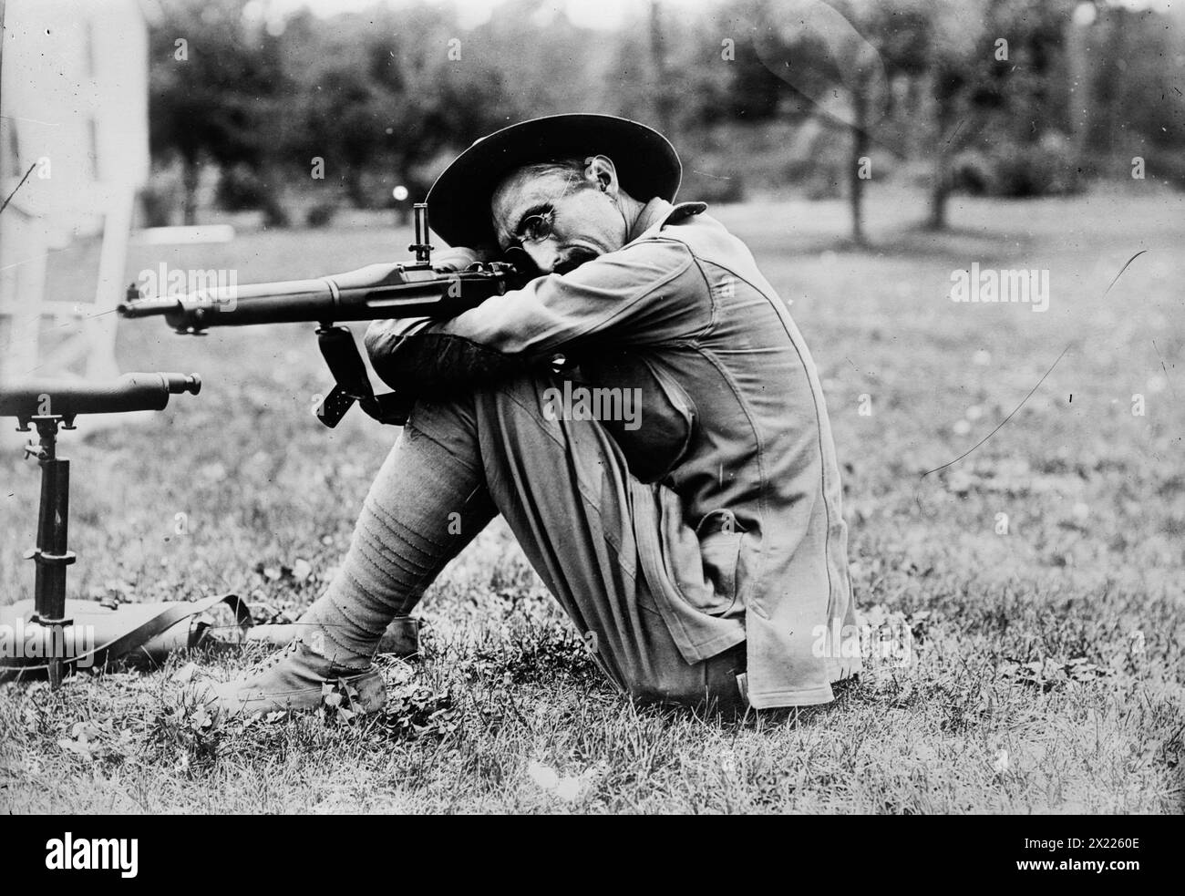 Col. C.B. Winder [d. h. Winder], 1911. Zeigt den Schützen von Ohio C. B. Winder, der als Korporal in der Ohio Army National Guard diente, mit einer Waffe. Stockfoto