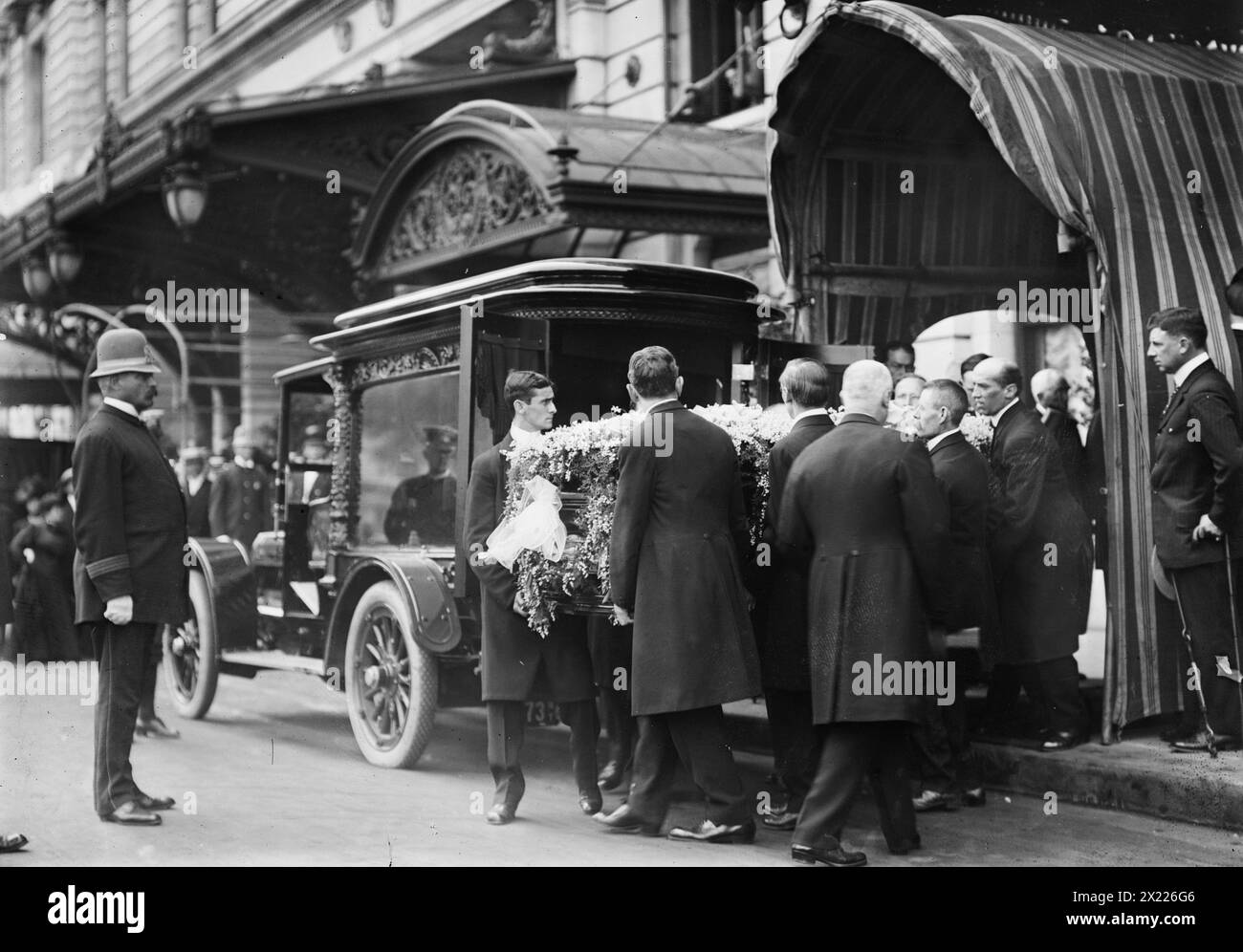 Gates Funeral N.Y., 1911. Zeigt Personen und Autos vor dem Plaza Hotel, New York City, zur Beerdigung des Finanziers John Warne Gates (1855-1911). Stockfoto