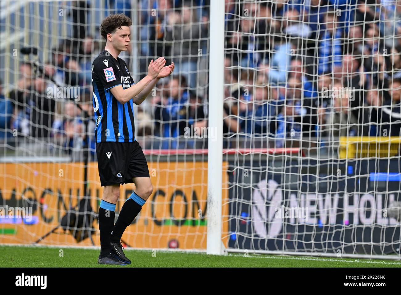 Maxim de Cuyper (55) vom Club Brugge dankt den Fans und Unterstützern von Brügge, nachdem er während der Jupiler Pro League Saison 2023–2024 am 3. Spieltag im Champions Play-off zwischen Club Brugge KV und Royal Antwerp FC am 14. April 2024 in Brügge, Belgien, ersetzt worden war. (Foto: David Catry / Isosport/Content Curation/SIPA USA) Stockfoto