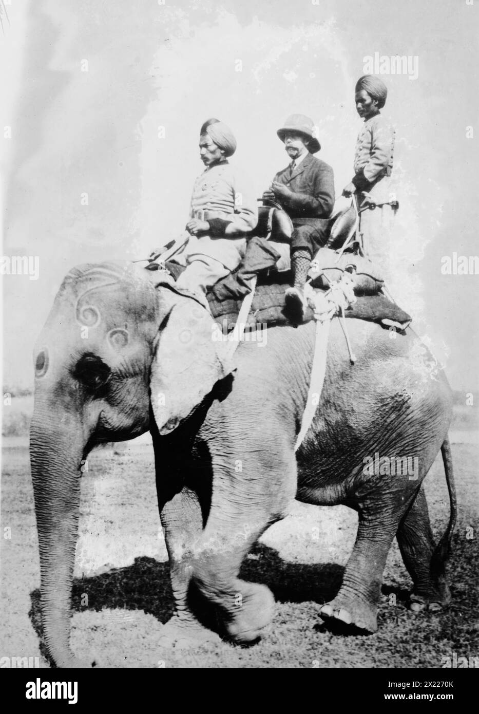 Die Jagd des Königs Kaiser in Indien, 1911. Zeigt George V. von England, der im Dezember 1911 nach Indien reiste, um als König-Kaiser von Indien eingesetzt zu werden, auf einer Jagdreise in Nepal im Dezember 1911. Stockfoto