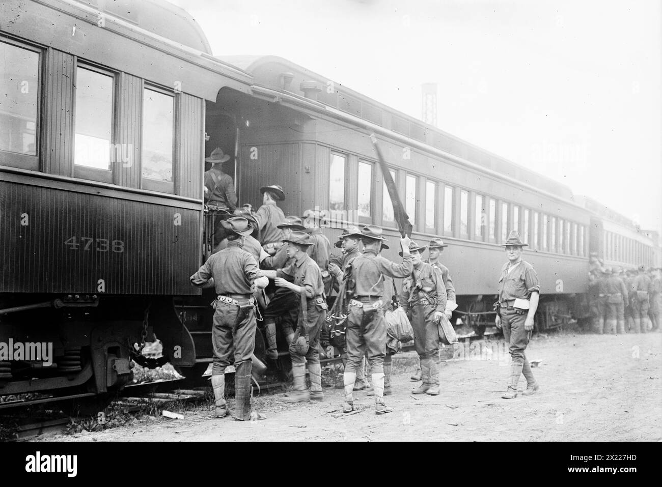 Batterie A - Feldartillerie, die zum Kriegsspiel zwischen 1910 und 1915 abreist. Zeigt amerikanische Soldaten, die während des Ersten Weltkriegs zu Kriegsspielen gehen Stockfoto