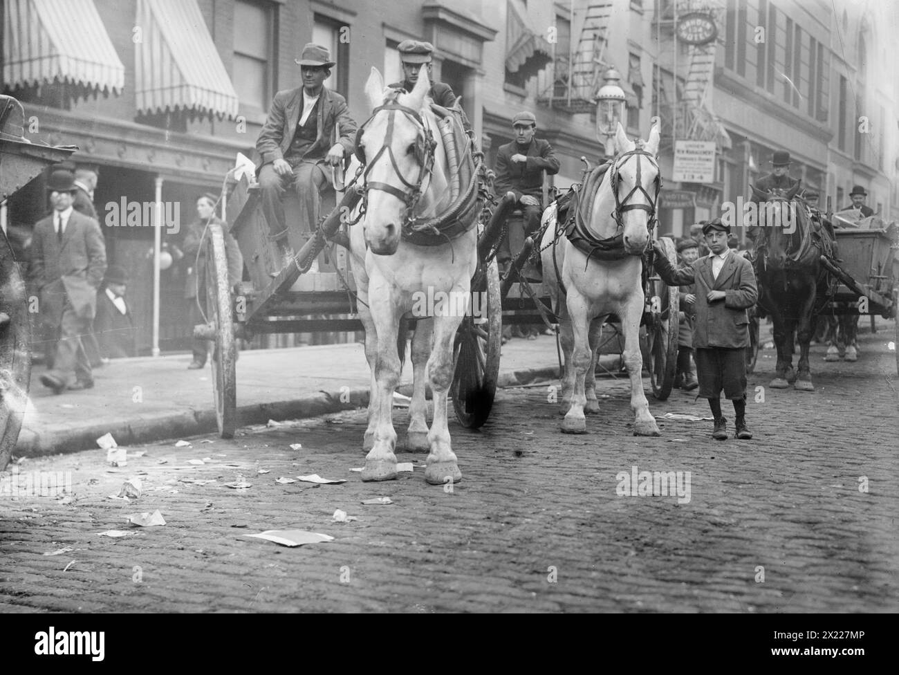 Müllstreik für $5 Tag, 1911. Zeigt von Pferden gezogene Müllwagen, die während eines Müllstreiks in New York City vom 8. Bis 11. November 1911 Müll sammeln. Stockfoto