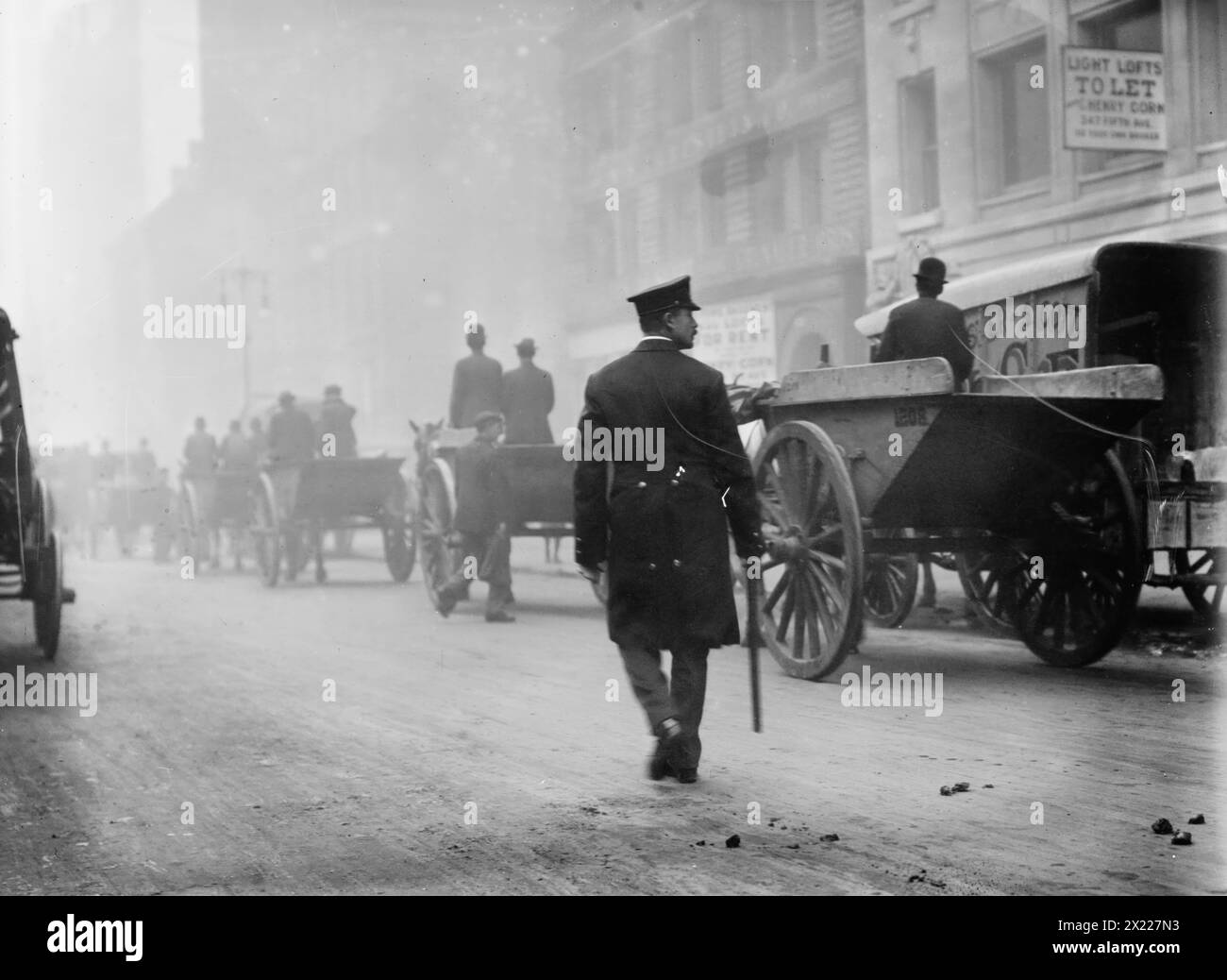 Polizei schützt Müllwagen, 1911. Zeigt den Müllstreik in New York City vom 8. Bis 11. November 1911. Stockfoto