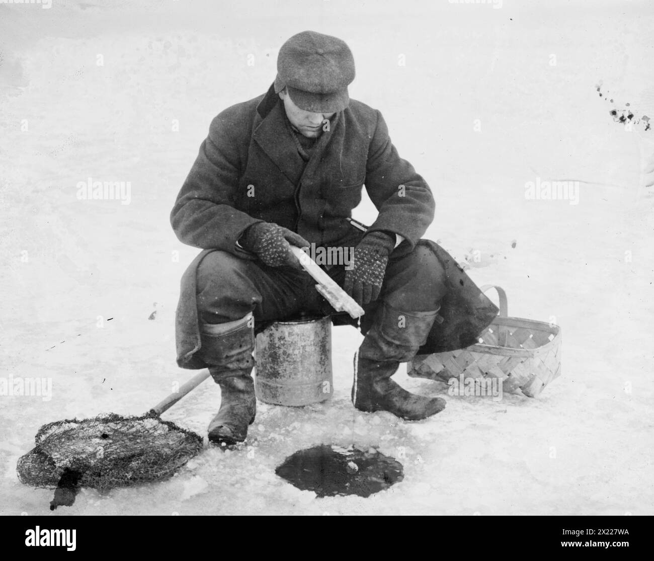 Fischen durch Eis, zwischen 1910 und 1915. Stockfoto