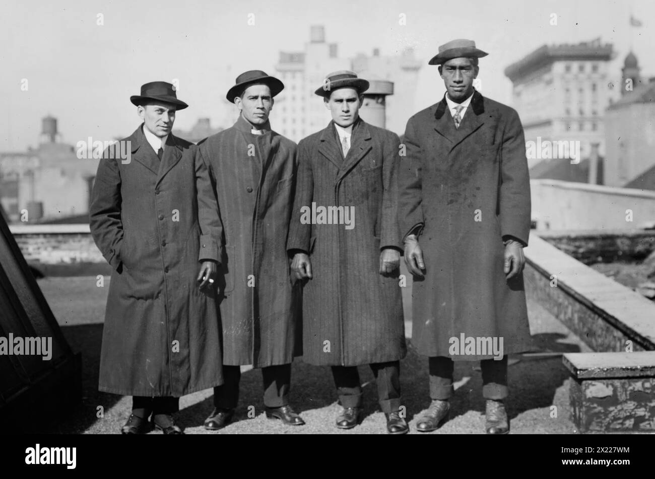 Lew G. Henderson; Vincent Genoves; E. K. Miller; und Herzog P. Kahanamoku, 1912. Zeigt den hawaiianischen Schwimmer und Surfer Duke Paoa Kahinu Mokoe Hulikohola Kahanamoku (1890–1968) und den Schwimmer Vincent „Zen“ Genoves mit ihrem Manager Lew Henderson und E.K. „Dude“ Miller. Die hawaiianischen Schwimmer kamen 1912 nach New York für die Olympischen Spiele. Stockfoto