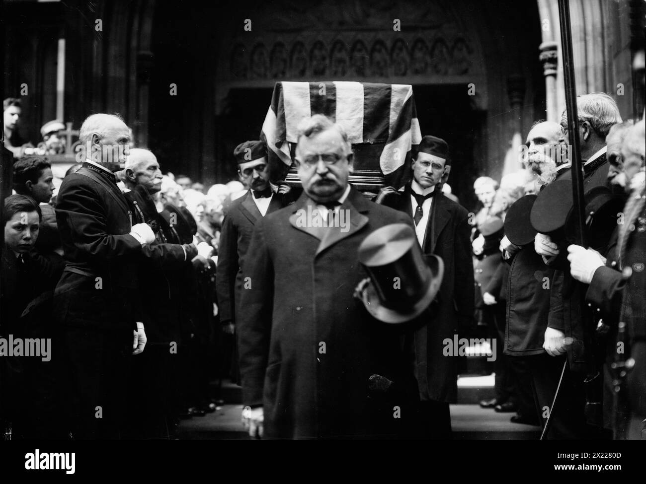 Er nimmt Kearnys Leiche aus der Trinity Church, zwischen 1910 und 1915. Stockfoto