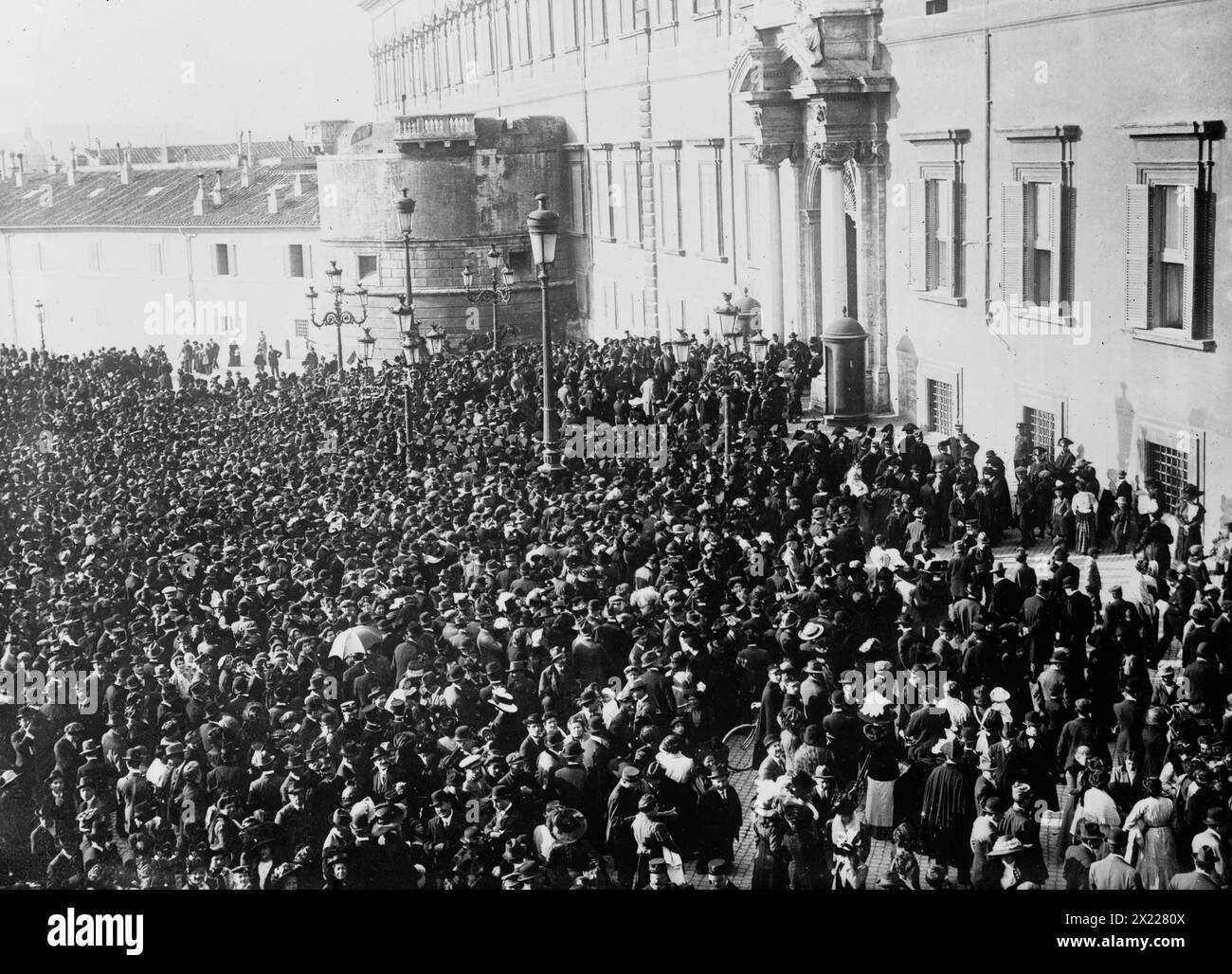 Die Menge jubelte vor Quirinal nach dem Attentat auf König von Italien zwischen 1910 und 1915. Stockfoto