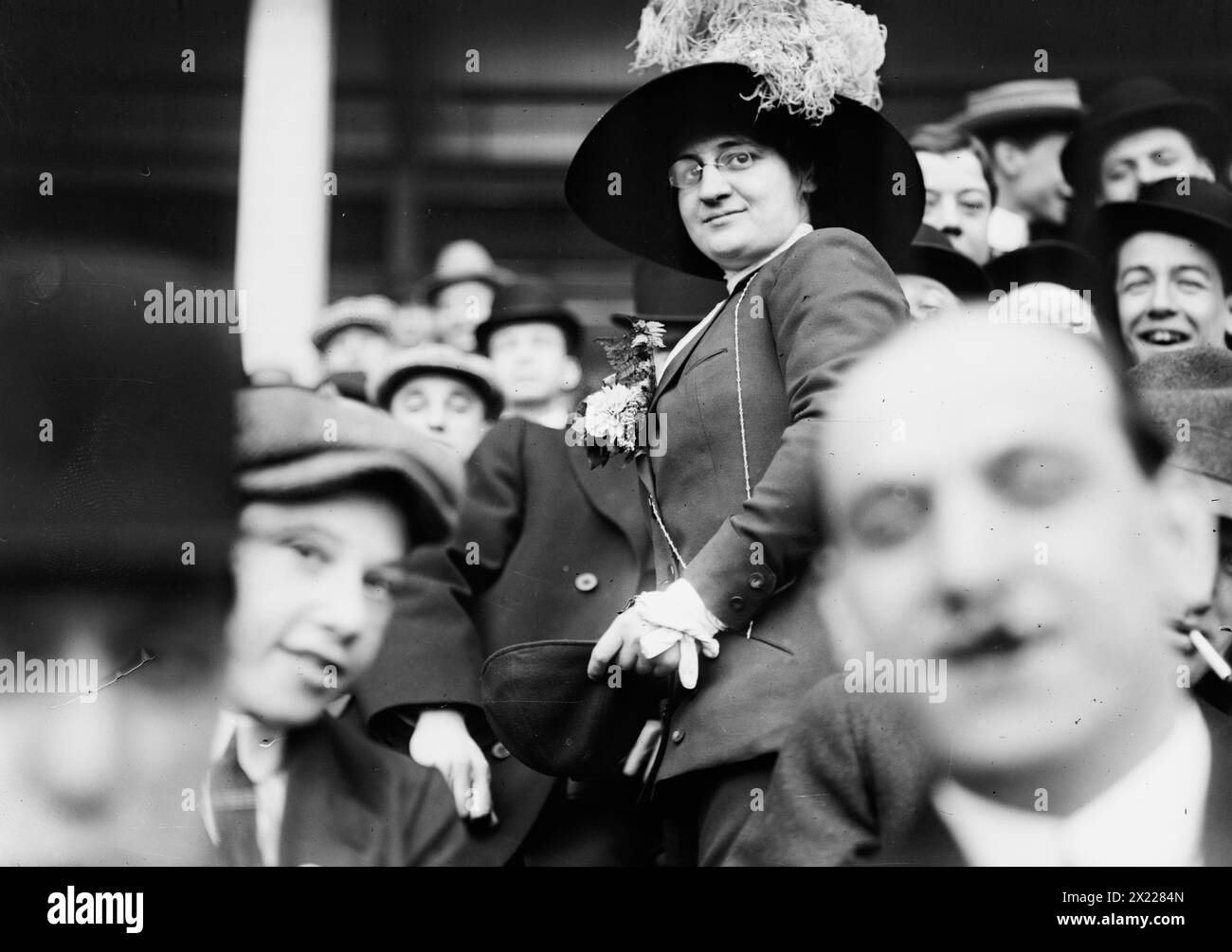 Chorus Girl beim TITANIC-Spiel, 1912. Zeigt Publikum beim Baseballspiel, um Geld für die Überlebenden der RMS Titanic, Polo Grounds, New York City zu sammeln. Stockfoto