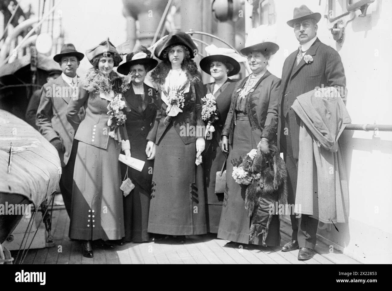 F. C. Smith, Madeleine Smith, Mrs. E. Holmes, Louise Day, Margaret Smith (Mrs. K. Easton), R.A.C. Smith &amp; Ehefrau, zwischen 1910 und 1915. Zeigt den New York City Commissioner of Docks Robert A.C. Smith (1857–1933), der mit einer Gruppe auf einem Schiff steht. Stockfoto