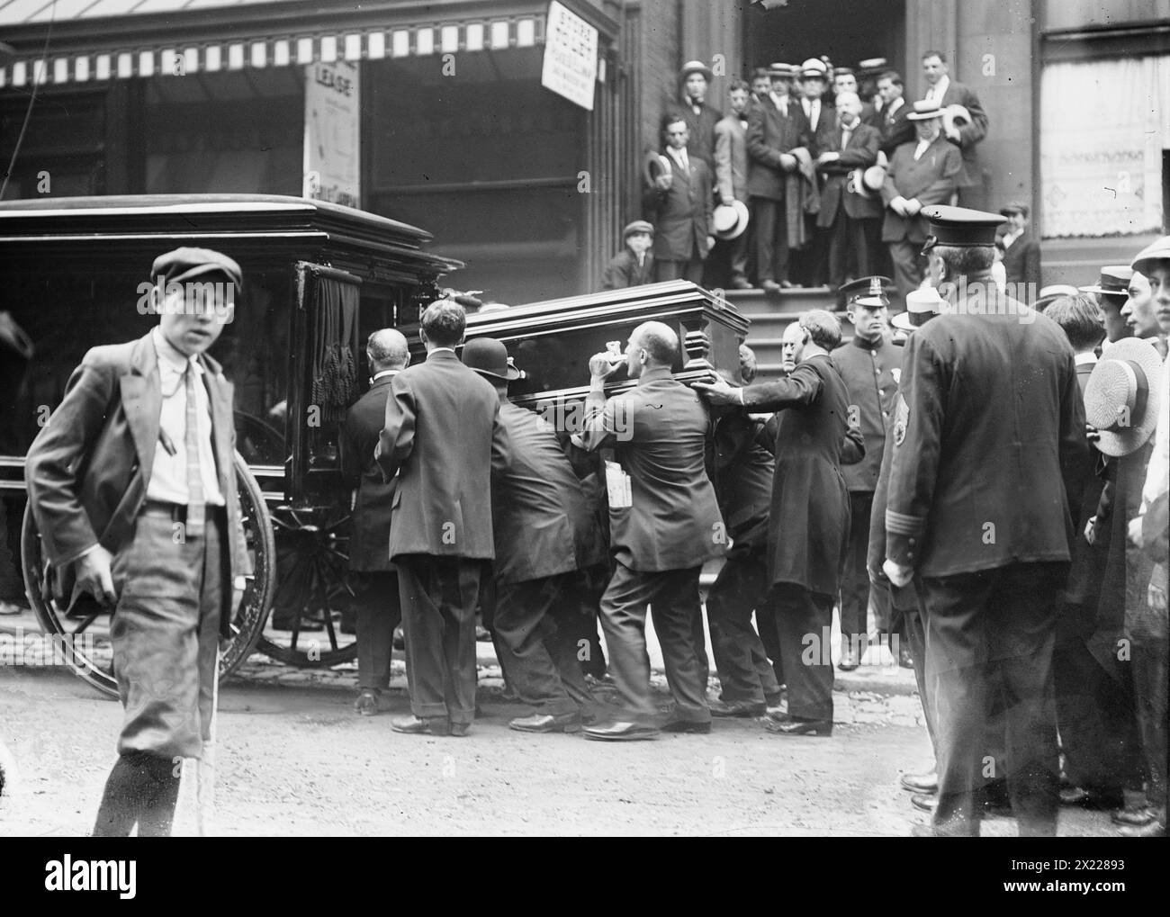 Rosenthal Funeral, N.Y., 1912. Zeigt den Sarg des ermordeten Spielers Herman Rosenthal, der in einen Leichenwagen in New York City geladen wird. Stockfoto