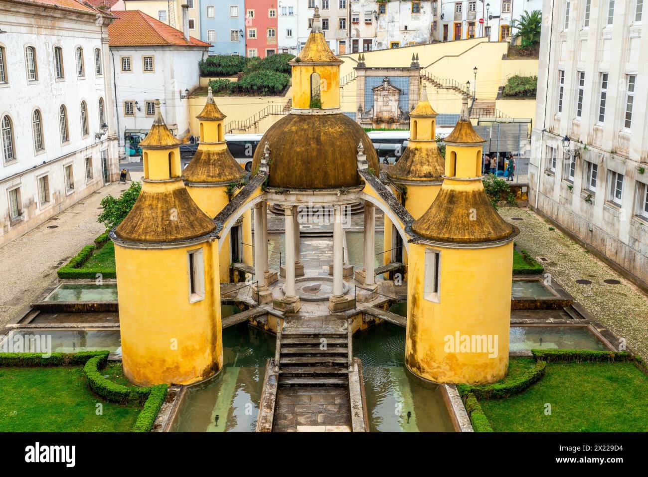 Der Jardim da Manga oder Kloster von Manga, ist ein wunderschönes Renaissancewerk mit Brunnen, das sich in der Nähe des Santa Cruz Klosters in Co. Befindet Stockfoto