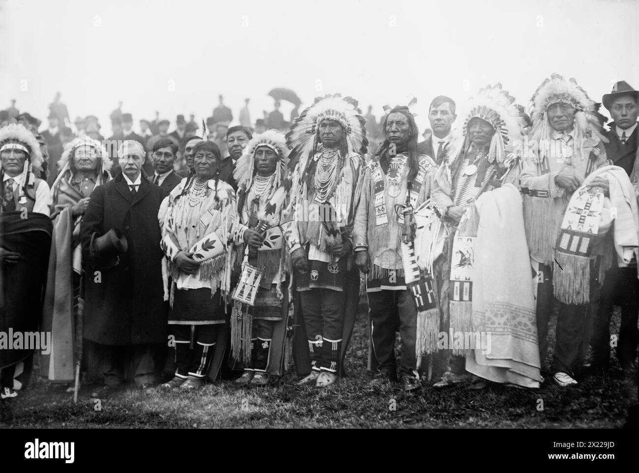 Rodman Wanamaker und die indischen Chiefs, 1913. Zeigt indianische Häuptlinge mit Rodman Wanamaker (1863–1928) bei der Spatenstich-Zeremonie für das National American Indian Memorial (das nie gebaut wurde) in Fort Wadsworth, Staten Island, New York. (Von links nach rechts) Cheyenne Chief Wooden Leg, Cheyenne Chief Two Moons, Rodman Wanamaker, Crow Chief Plenty Coups, Crow Chief Medicine Crow, Crow Indian White man leitet ihn und Oglala Sioux Chief Jack Red Cloud (1862–1928). Stockfoto