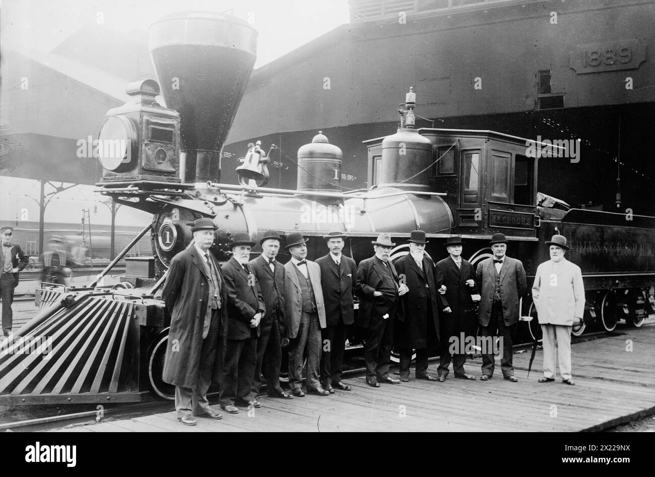 William Crooks, zwischen 1910 und 1915. Zeigt die William Crooks, die erste Lokomotive in Minnesota, die 1861 gebaut wurde. Der sechste Mann von links ist James Jerome Hill (1838–1916), der Präsident der Great Northern Railway war. Stockfoto