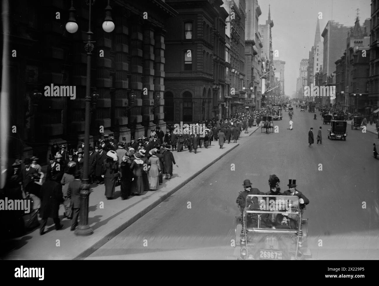 5th Ave. Über 42d [d. h. 42nd] St. Sonntag, 23.3.13.1913. Zeigt Fifth Avenue, New York City am Ostertag, 23. März 1913. Stockfoto