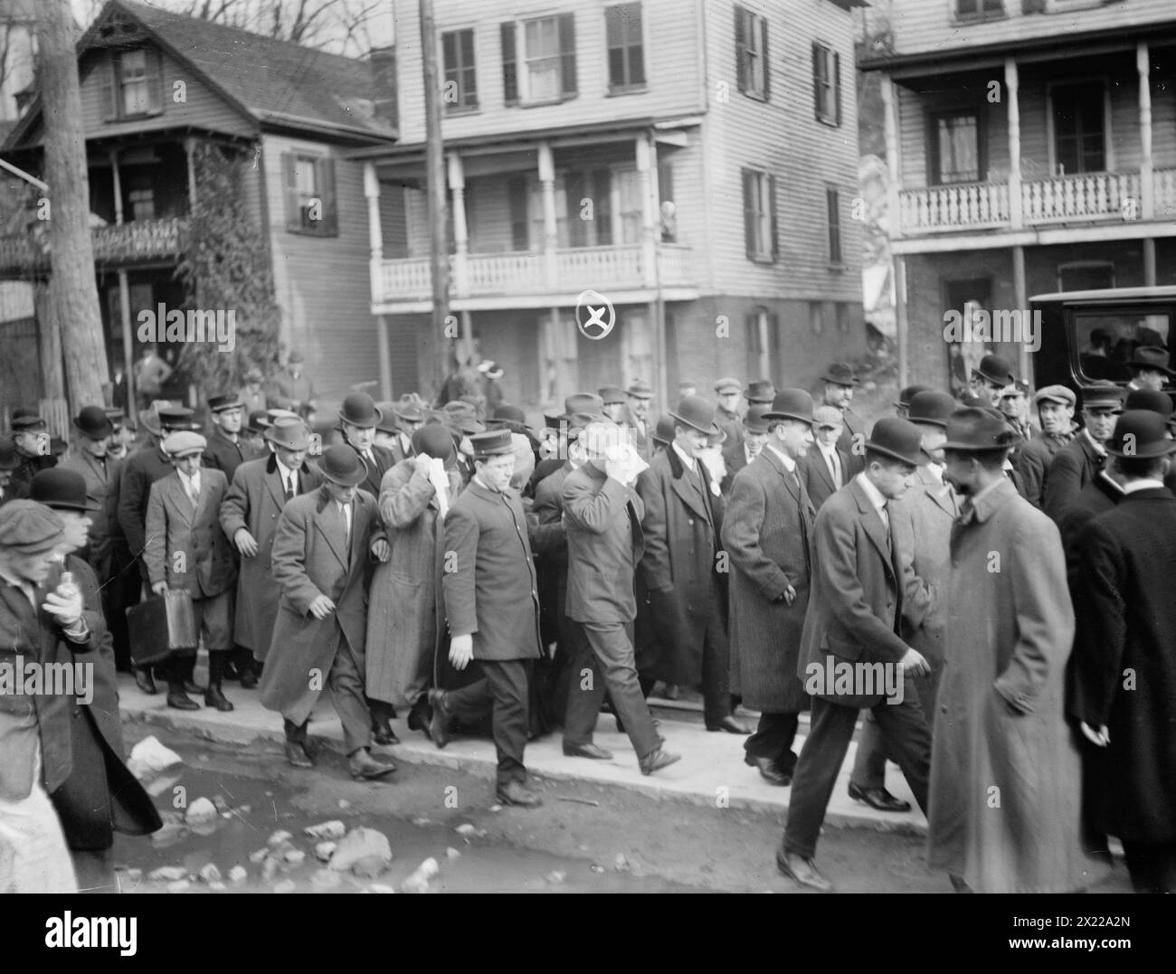 Bewaffnete Männer kommen bei Sing, Whitey Lewis, 1912. Bewaffnete Männer verurteilt, Herman Rosenthal ermordet zu haben; auf dem Weg zum Sing-Gefängnis, Ossining, New York. Stockfoto