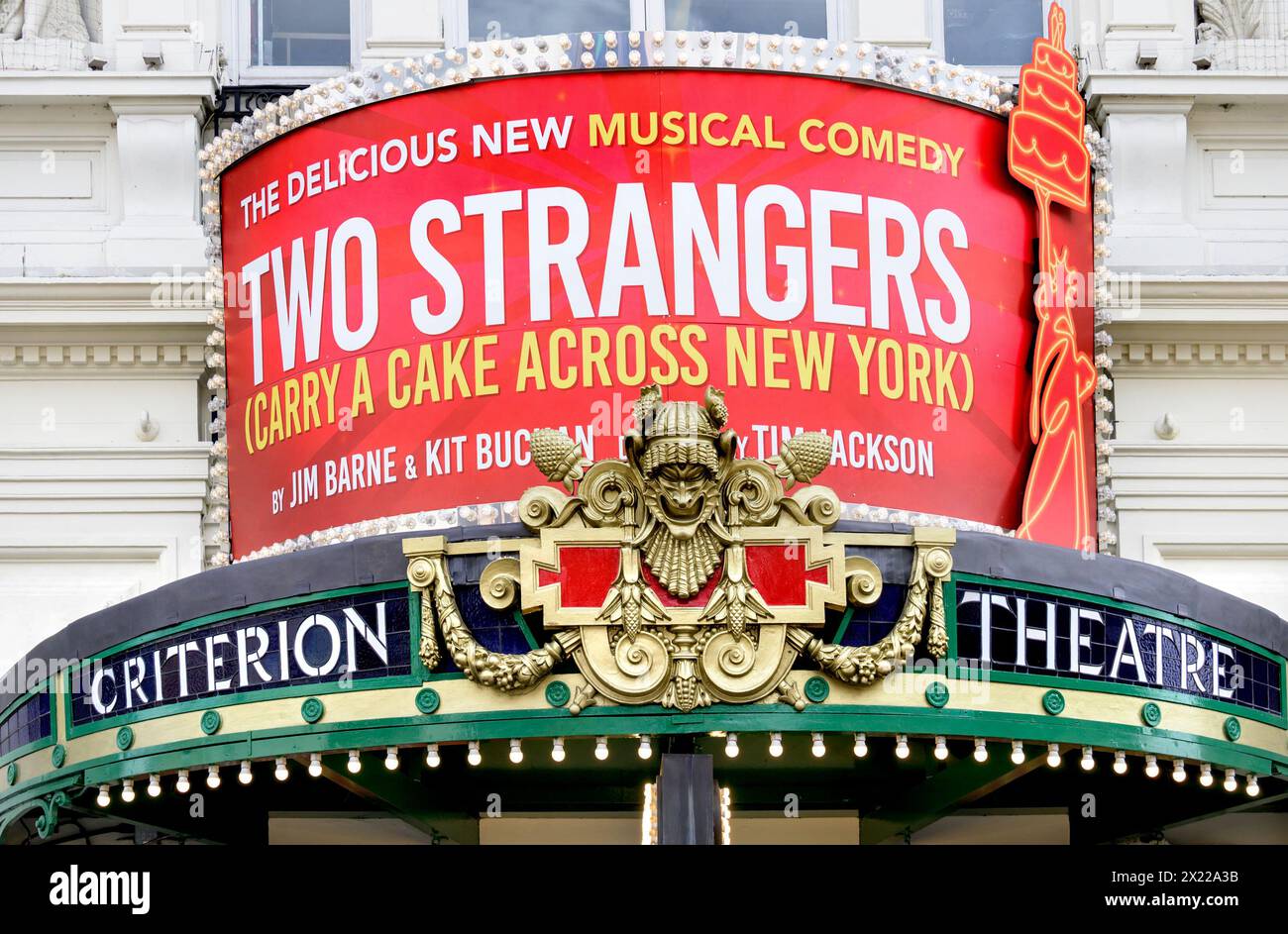 London, Großbritannien. Two Strangers (Carry a Torte through New York) im Criteria Theatre, Piccadilly Circus, April 2024 Stockfoto