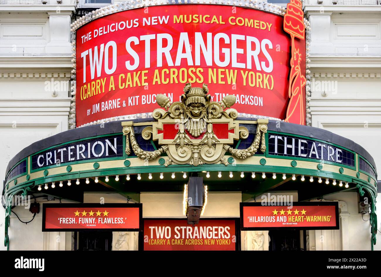 London, Großbritannien. Two Strangers (Carry a Torte through New York) im Criteria Theatre, Piccadilly Circus, April 2024 Stockfoto