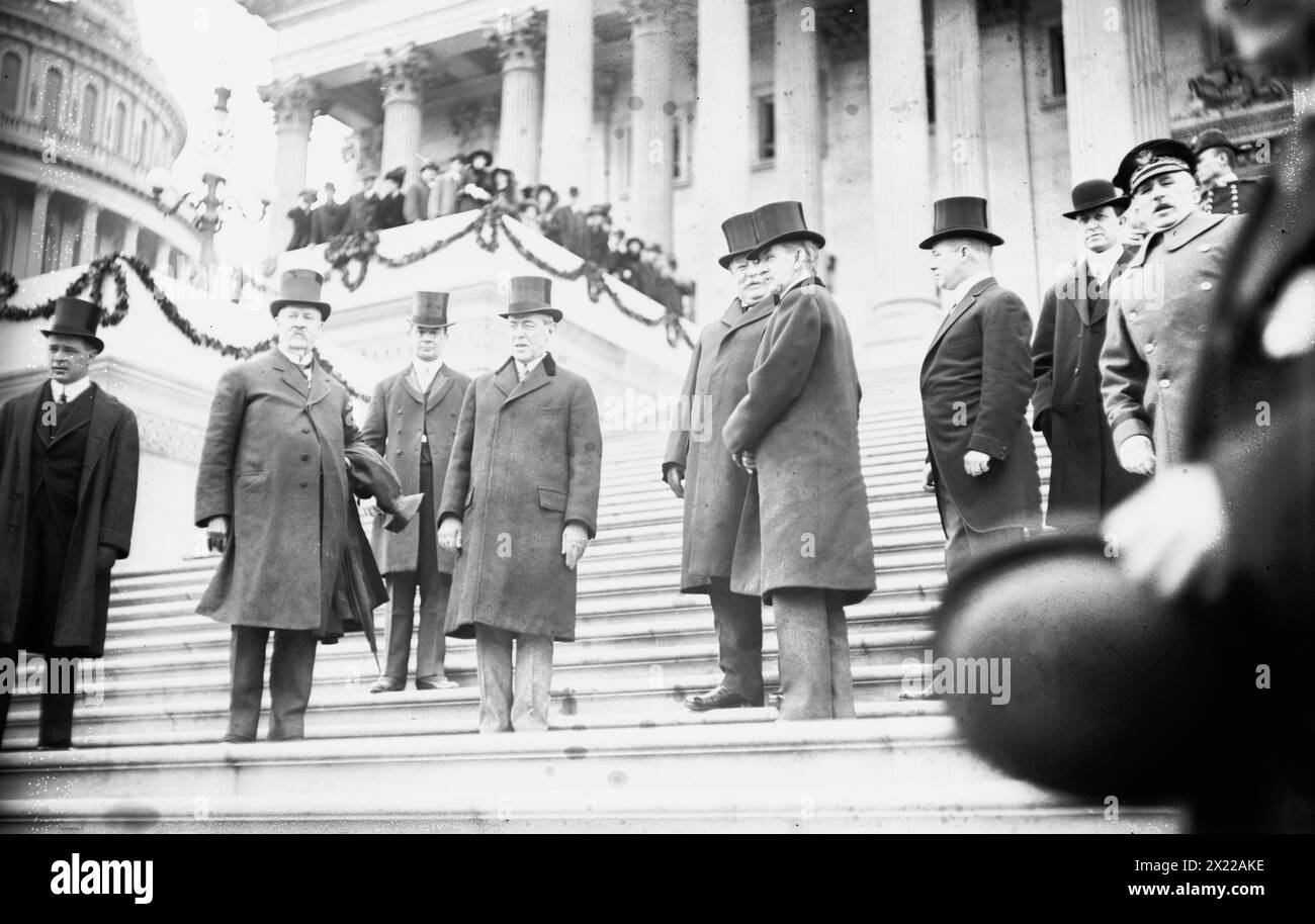 Wilson und Taft bei der Einweihung, 1913. Zeigt den neuen Präsidenten Woodrow Wilson (Mitte) und den scheidenden Präsidenten William Howard Taft auf den Stufen des Kapitols der Vereinigten Staaten in Washington, D.C. bei der Amtseinführung von Wilson. Stockfoto