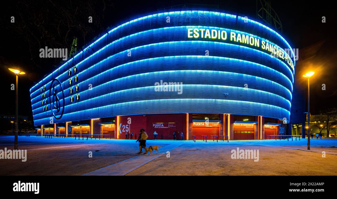 Das Ramon Sanchez-Pizjuan Stadion, Heimstadion des FC Sevilla, ist mit blauen LED-Lichtern für ein UEFA Champions League-Spiel in Sevilla, Sp Stockfoto