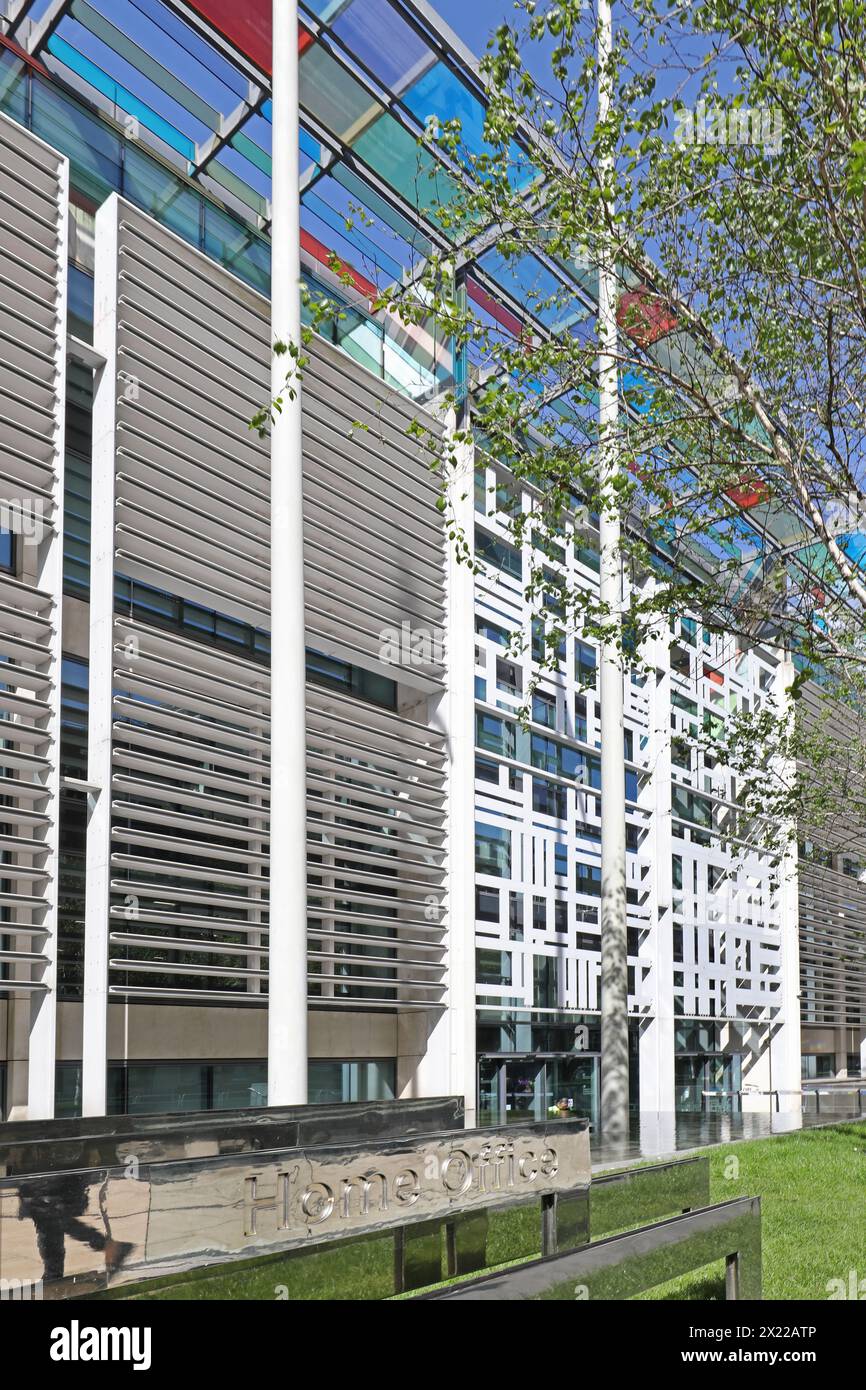 Das Gebäude des britischen Home Office in der Marsham Street 2, London. Entworfen vom Architekten Terry Farrell. Haupthöhe und Eingang. Stockfoto