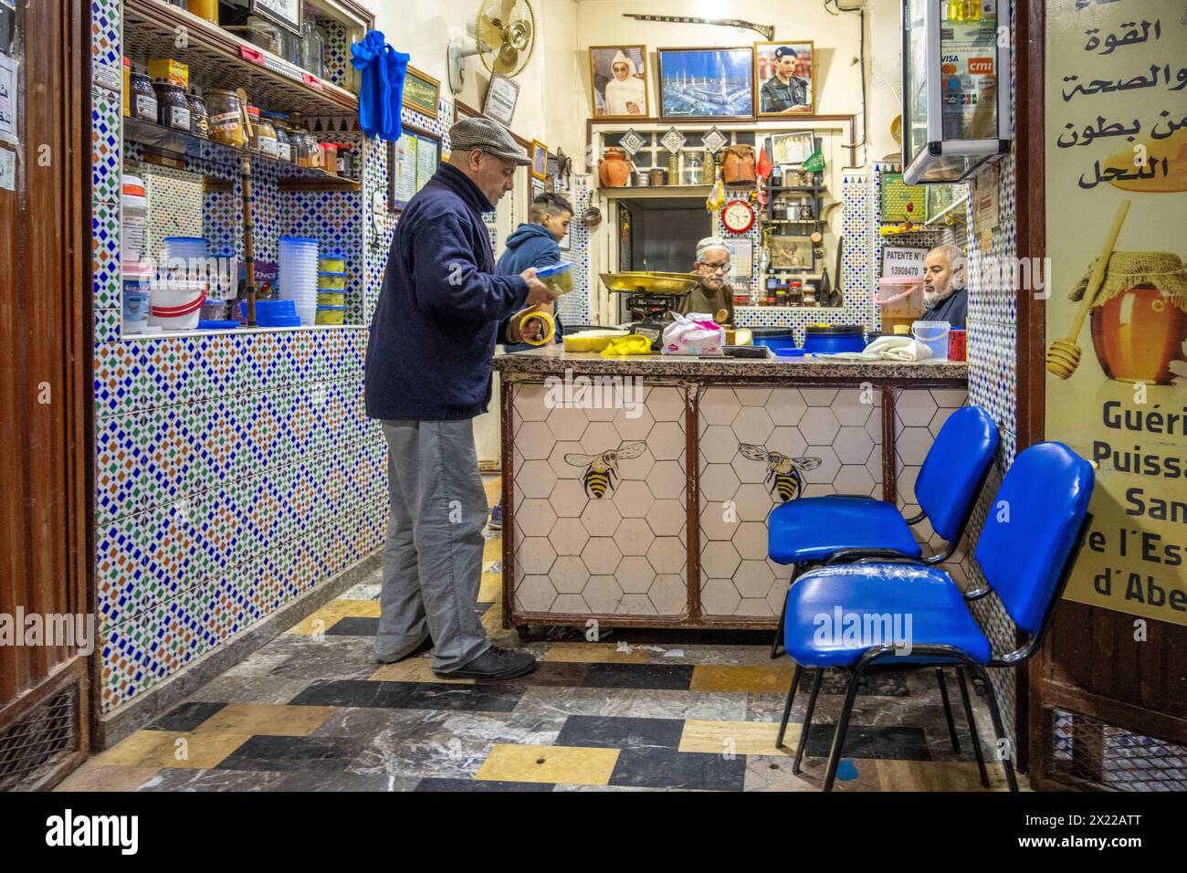 Ein Händler arrangiert Waren in einem gemütlichen Medina Honigladen in Fès. Stockfoto