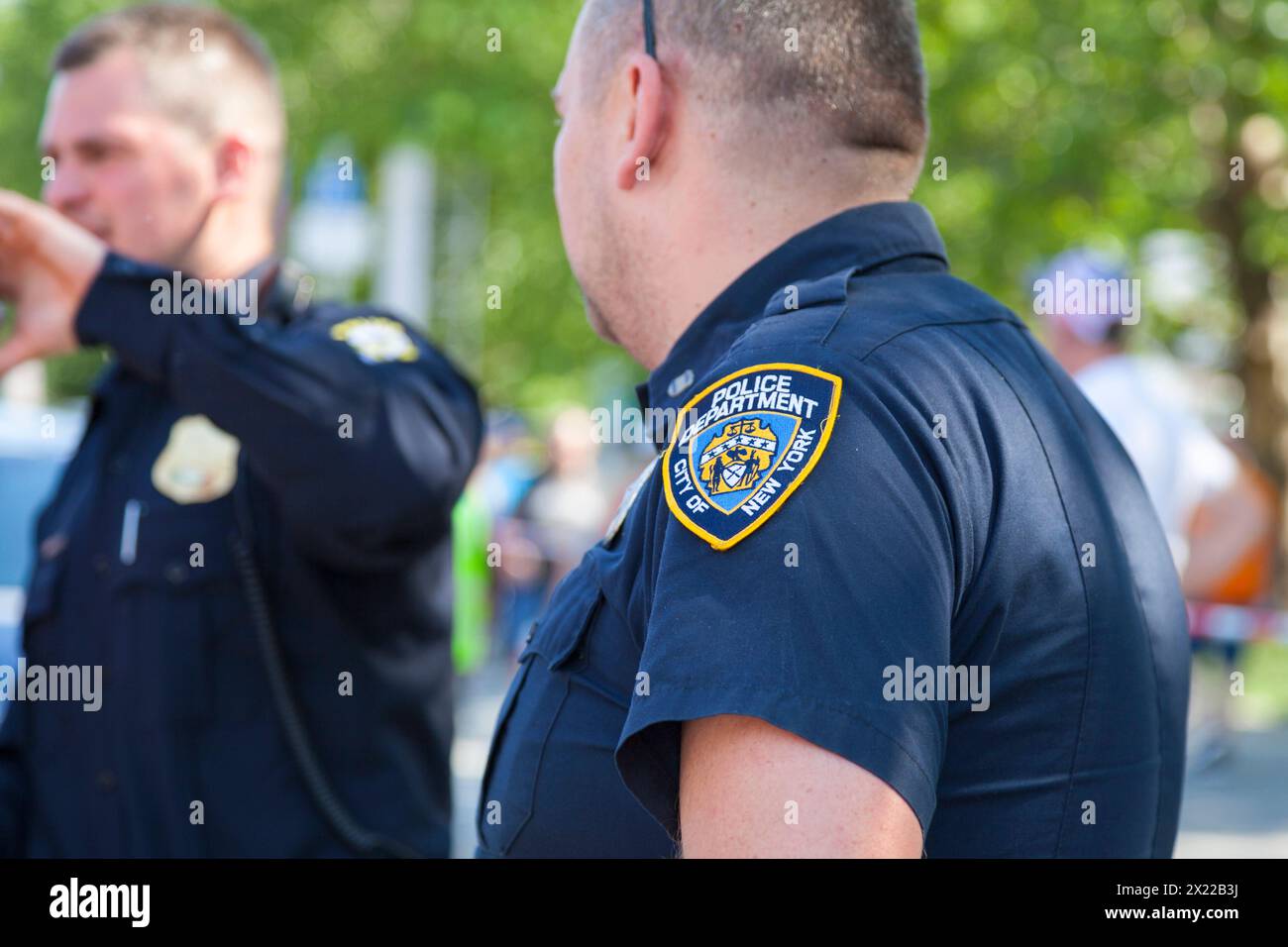 New York City, New York - 1. Juni 2019: Polizisten im Central Park sprechen mit einem Touristen. Stockfoto
