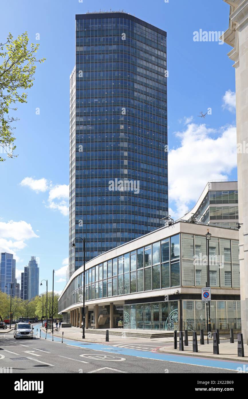 Millbank Tower, der berühmte 119 m hohe Büroturm am Nordufer der Themse, London. Erbaut 1963 als Vickers House. Stockfoto