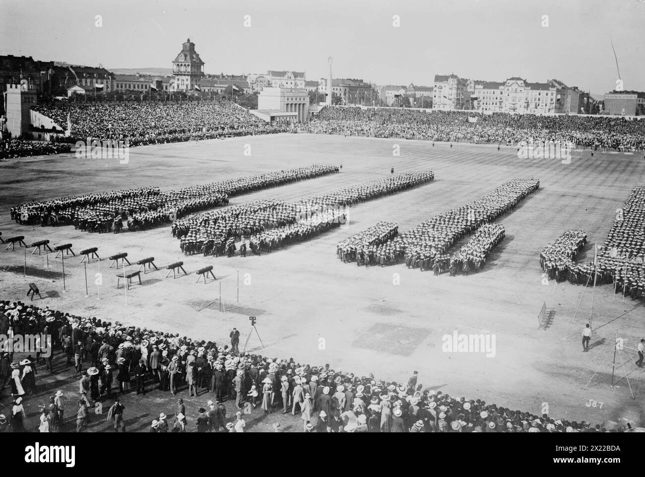 6000 Mädchen bei Sokol Sports in Prag, Österreich, 1912. Zeigt junge Frauen, die in Ausbildung stehen, wahrscheinlich während des 6. Turnfestes Sokol Slet, das 1912 in Prag (damals Teil des österreichisch-ungarischen Reiches, heute in Tschechien) stattfand. Stockfoto