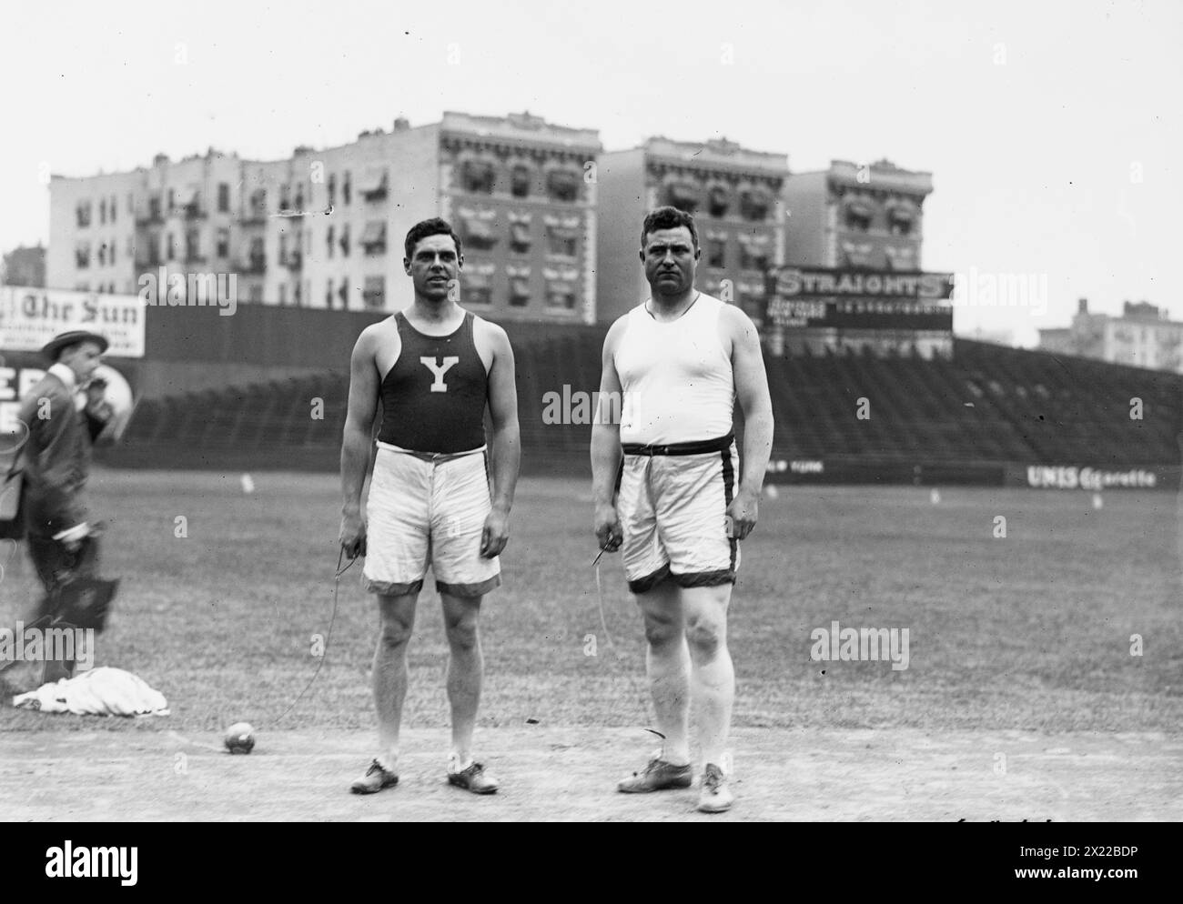 C.C. Childs, Simon Gillis, zwischen 1910 und 1915. Gezeigt werden C.C. Childs (1884–1960), US-amerikanischer Athlet und Bronzemedaillengewinner im Hammerwurf bei den Olympischen Spielen 1912 und Simon Peter Gillis (1880–1964), ein US-amerikanischer Athlet, der 1912 im Hammerwurf teilnahm, im Hilltop Park in New York City. Stockfoto