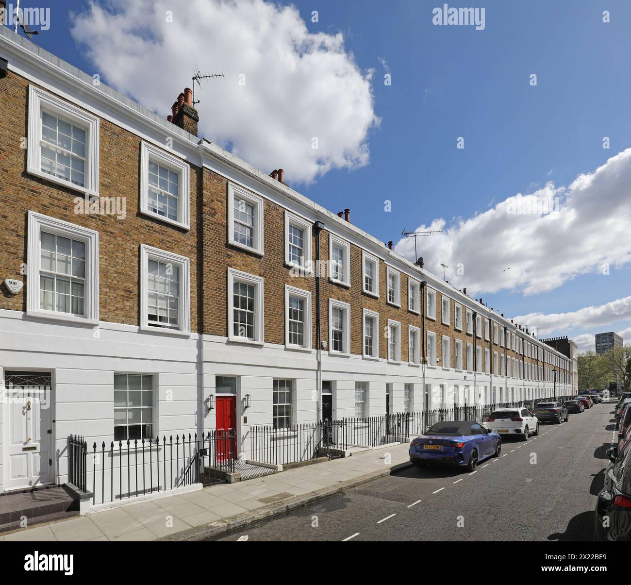 Elegante Reihenhäuser im Regency-Stil am Ponsonby Place im Londoner Stadtteil Pimlico. Ein wohlhabendes Gebiet zwischen Westminster und Chelsea. Stockfoto