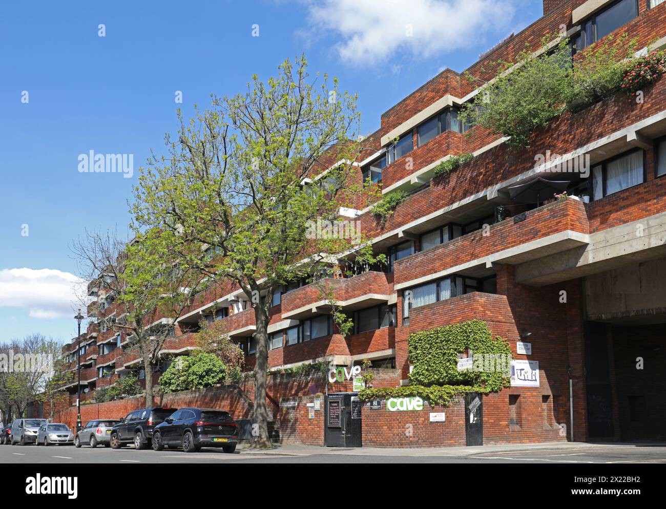 Das Lillington Gardens Estate, ein preisgekröntes öffentliches Wohnhaus, das in den 1960er/70er Jahren erbaut wurde Tachbrook Street Elevation. Darbourne & Dark Architects. Stockfoto