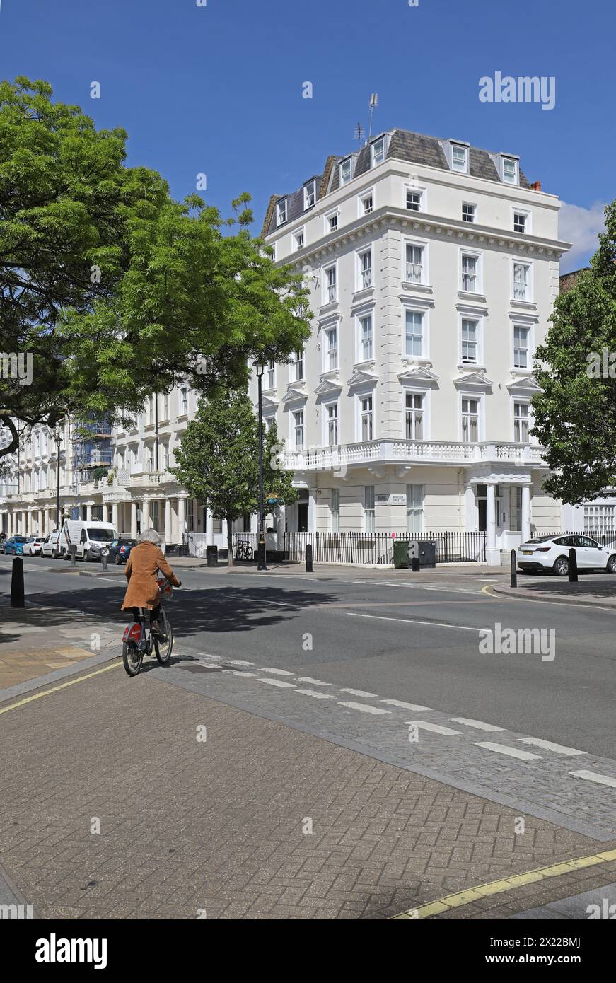 Elegante Häuser im Regency-Stil an der Belgrave Road im Londoner Stadtteil Pimlico. Ein wohlhabendes Gebiet zwischen Westminster und Chelsea. Stockfoto