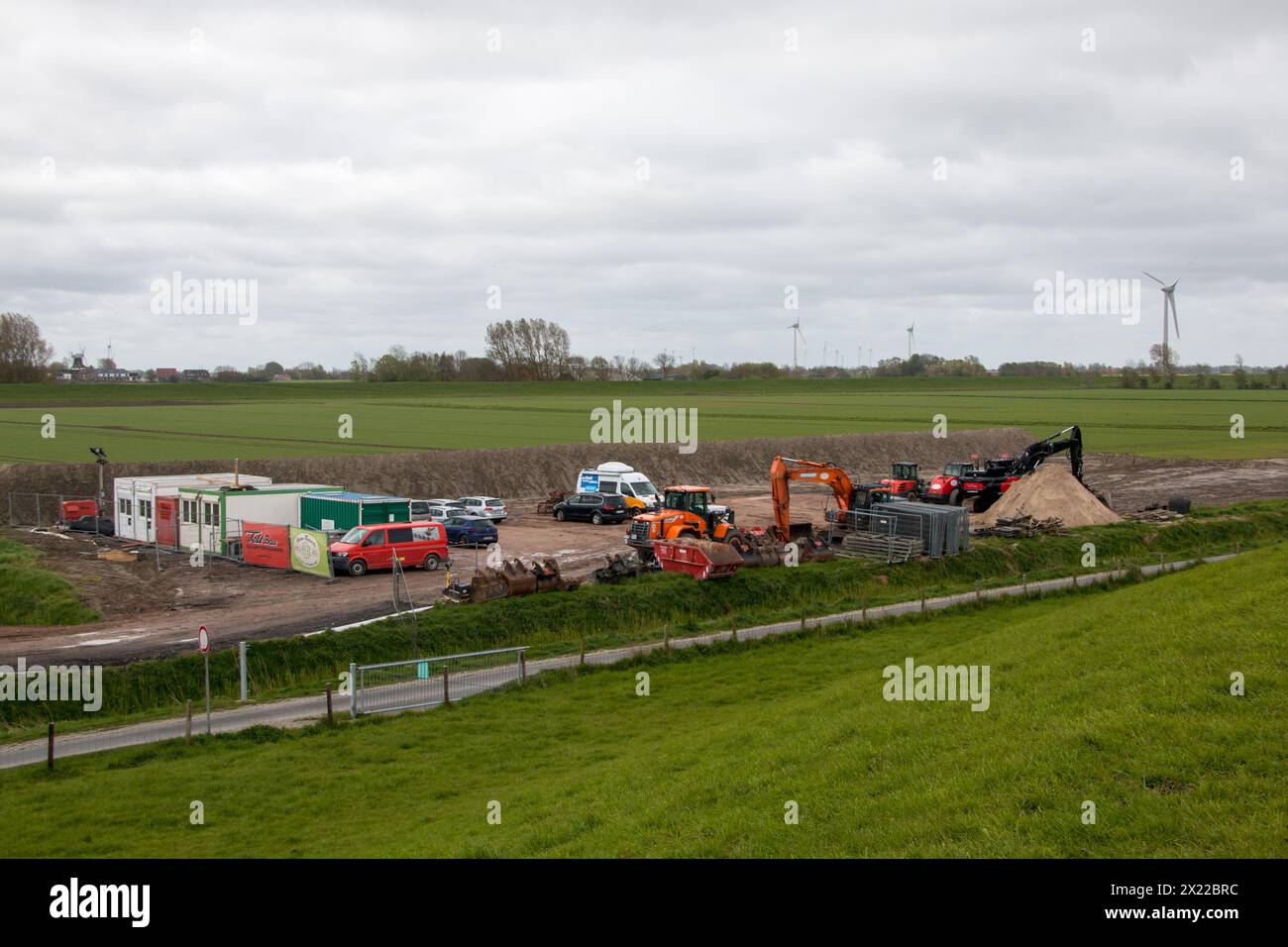 Harlesiel, Deutschland. April 2024. Blick auf eine Küstenschutzbaustelle hinter dem Harlesieler Deich in Ostfriesland. Gemeinsam mit dem Bund plant Niedersachsen in diesem Jahr rund 80 Millionen Euro in den Küstenschutz auf dem Festland und den Inseln zu investieren. (An dpa: "Neuer Sand für Inseln - Niedersachsen investiert in Küstenschutz") Credit: Lennart Stock/dpa/Alamy Live News Stockfoto