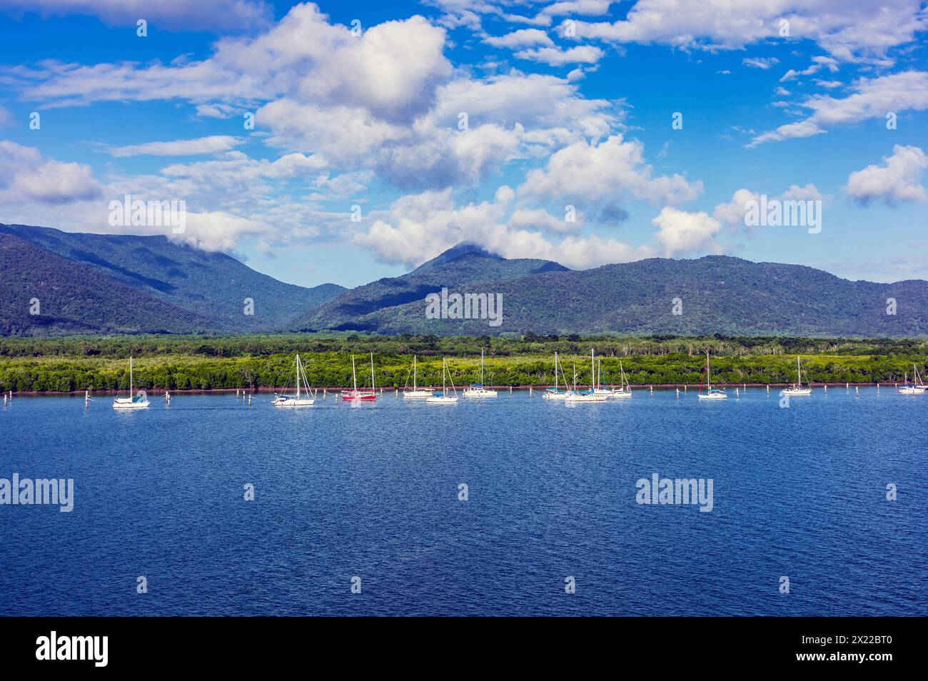 Blick auf die Stadt Cairns im tropischen Norden des australischen Bundesstaates Queensland, das als Tor zum Great Barrier Reef gilt. Stockfoto