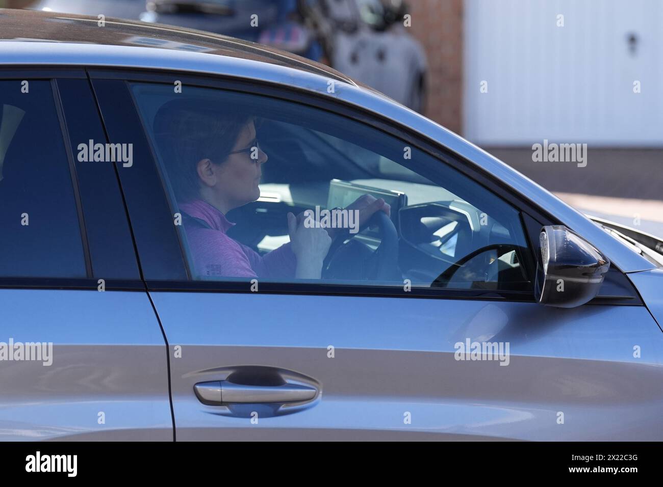 Die ehemalige erste schottische Ministerin Nicola Sturgeon vor ihrem Haus in Uddingston, Glasgow, nachdem ihr Ehemann, der ehemalige SNP-Chef Peter Murrell, wegen Veruntreuung von SNP-Geldern nach einer polizeilichen Untersuchung der Parteifinanzen angeklagt wurde. Bilddatum: Freitag, 19. April 2024. Stockfoto