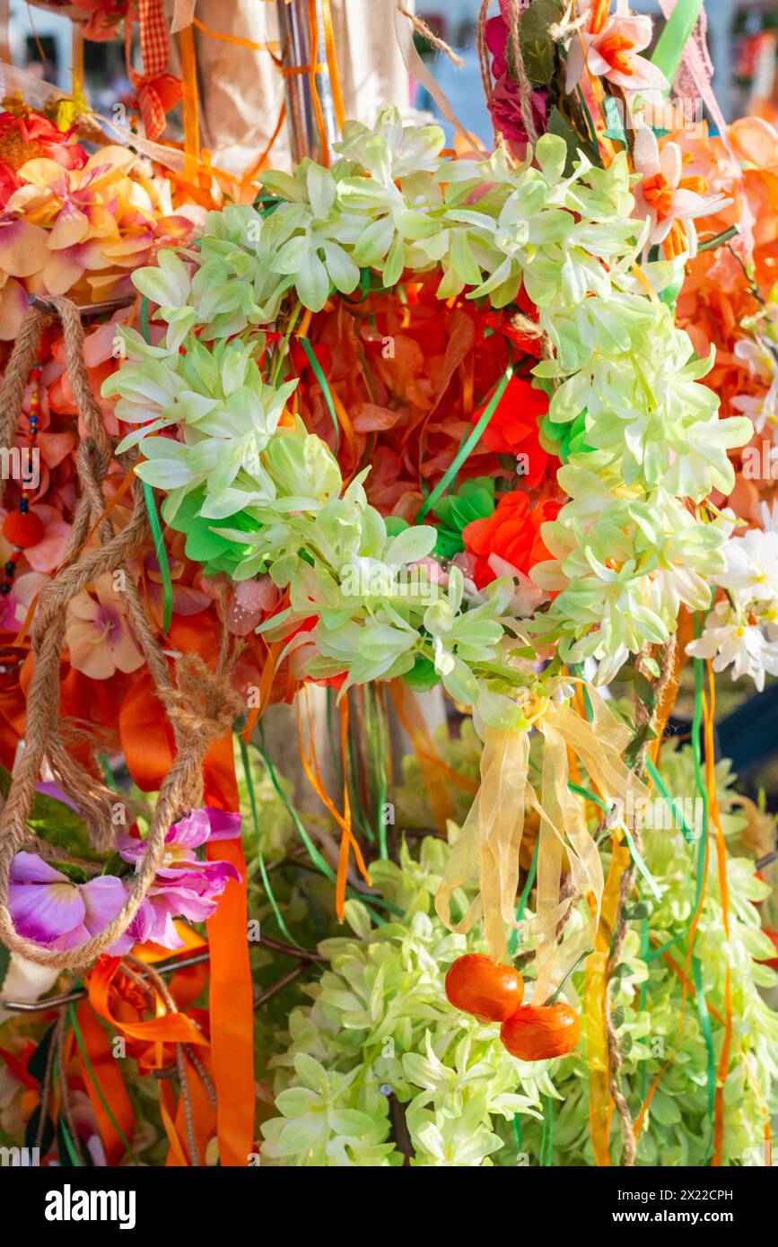 Wunderschöne Blumenkronen auf dem traditionellen Orangenblütenfest in der Stadt Adana im Land der Türkei, Nahaufnahme, Details Stockfoto