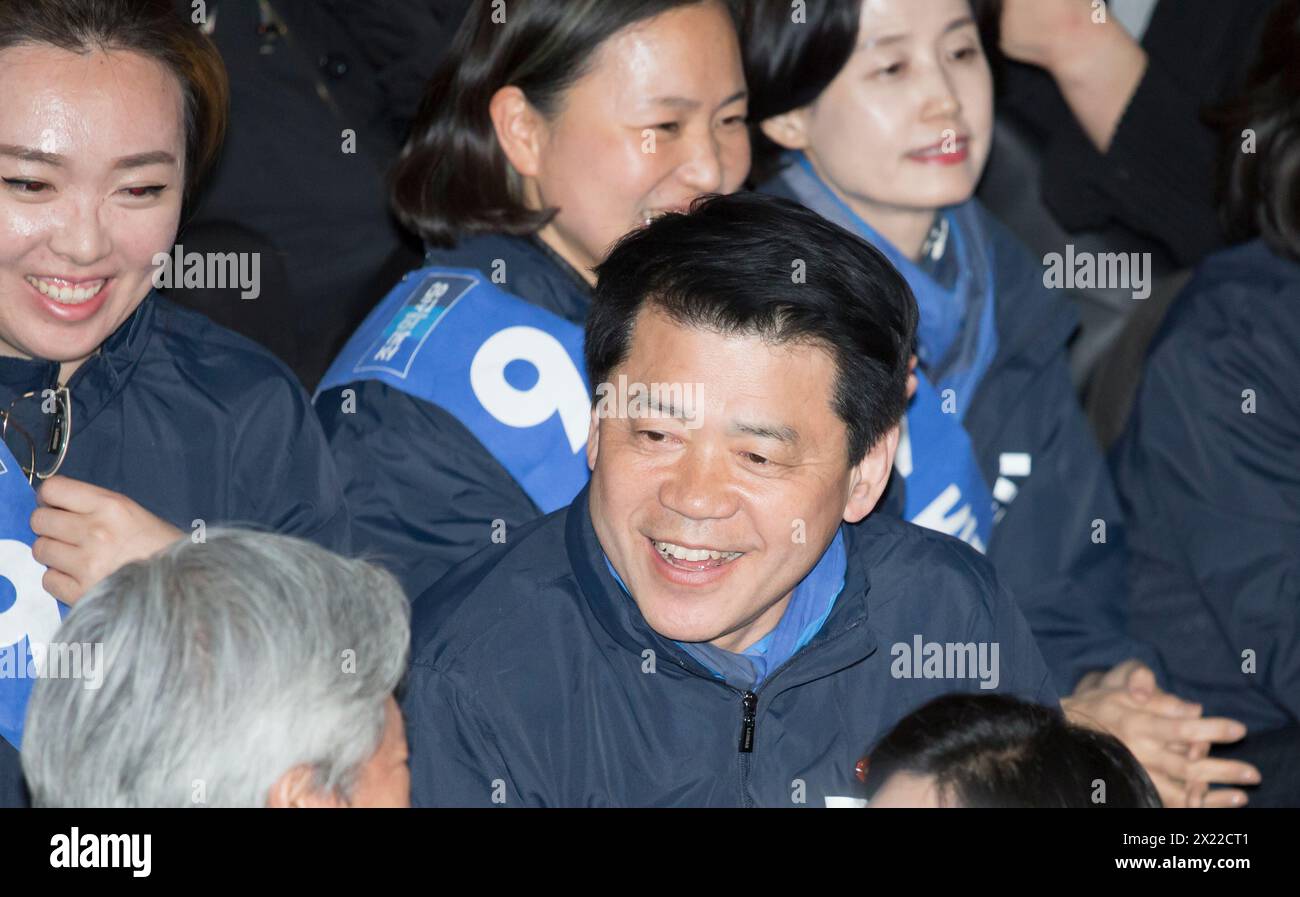 Kim Jun-Hyeong, 9. April 2024: Kim Jun-Hyeong (Front), ein Kandidat der Wiederaufbau-Partei Korea für die Sitze der proportionalen Repräsentation, nimmt am Treffen der Partei mit ihren Unterstützern vor den Parlamentswahlen am 10. April in Seoul, Südkorea, Teil. Quelle: Lee Jae-won/AFLO/Alamy Live News Stockfoto