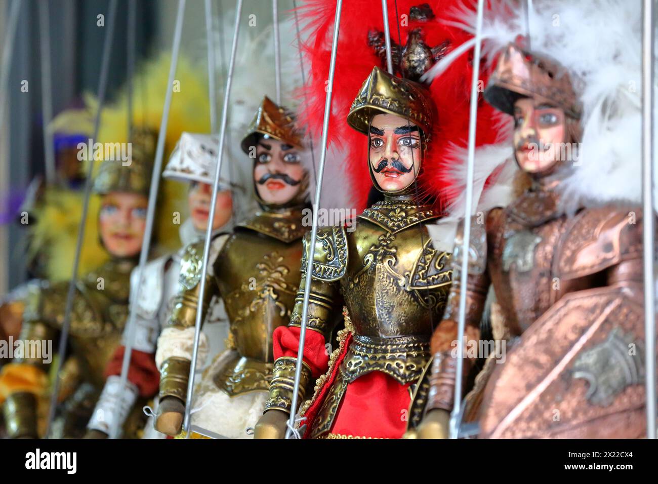 Eine Reihe traditioneller, farbenfroher sizilianischer Pupi (Marionetten) in Syrakus, Sizilien, Italien, entworfen für Theateraufführungen Stockfoto