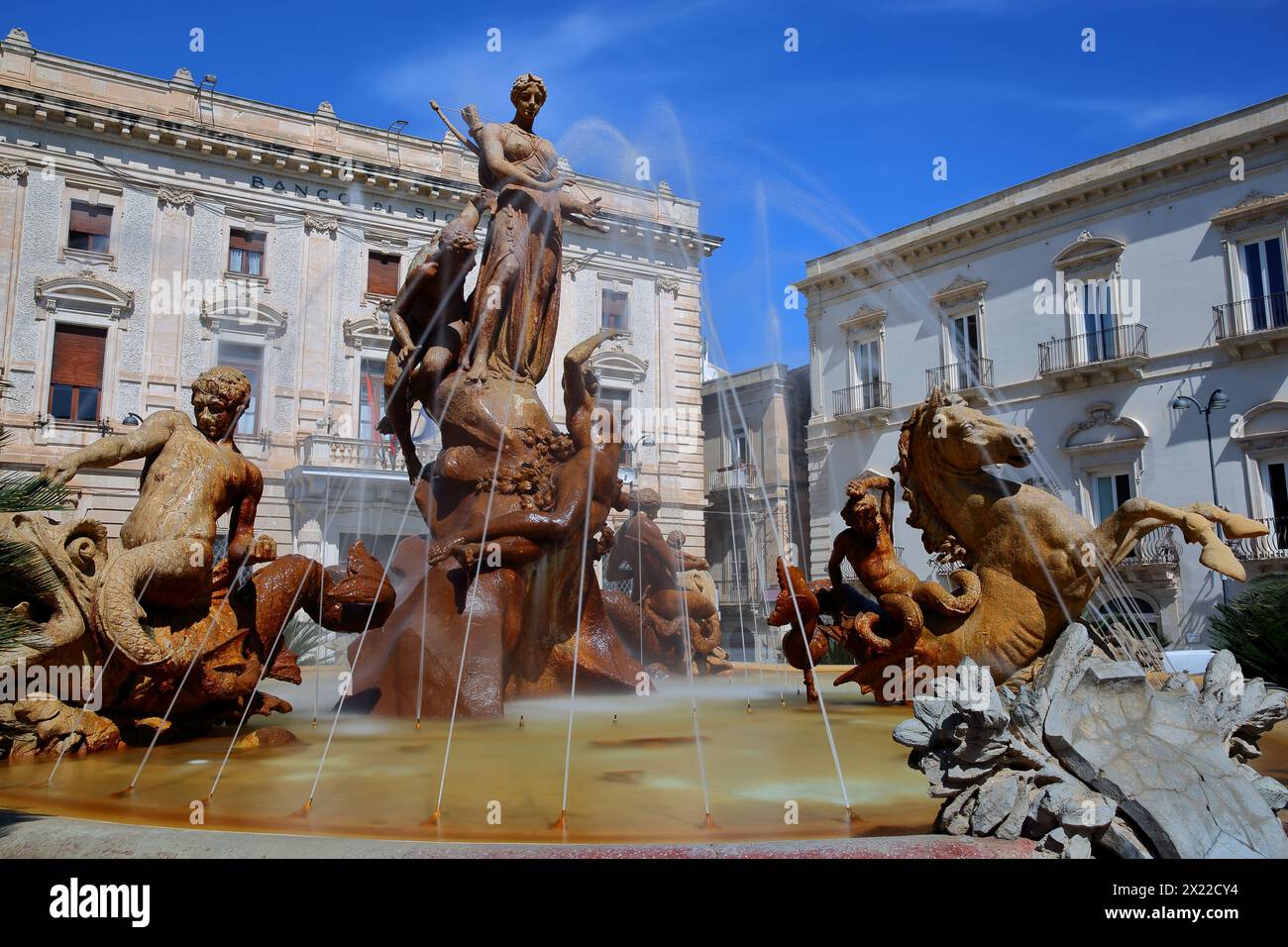 ARTEMIS-Brunnen (oder Diana-Brunnen aus dem Jahr 1906) auf der Piazza Archimede (Platz Archimede) auf der Insel Ortigia, Syrakus, Sizilien, Italien Stockfoto