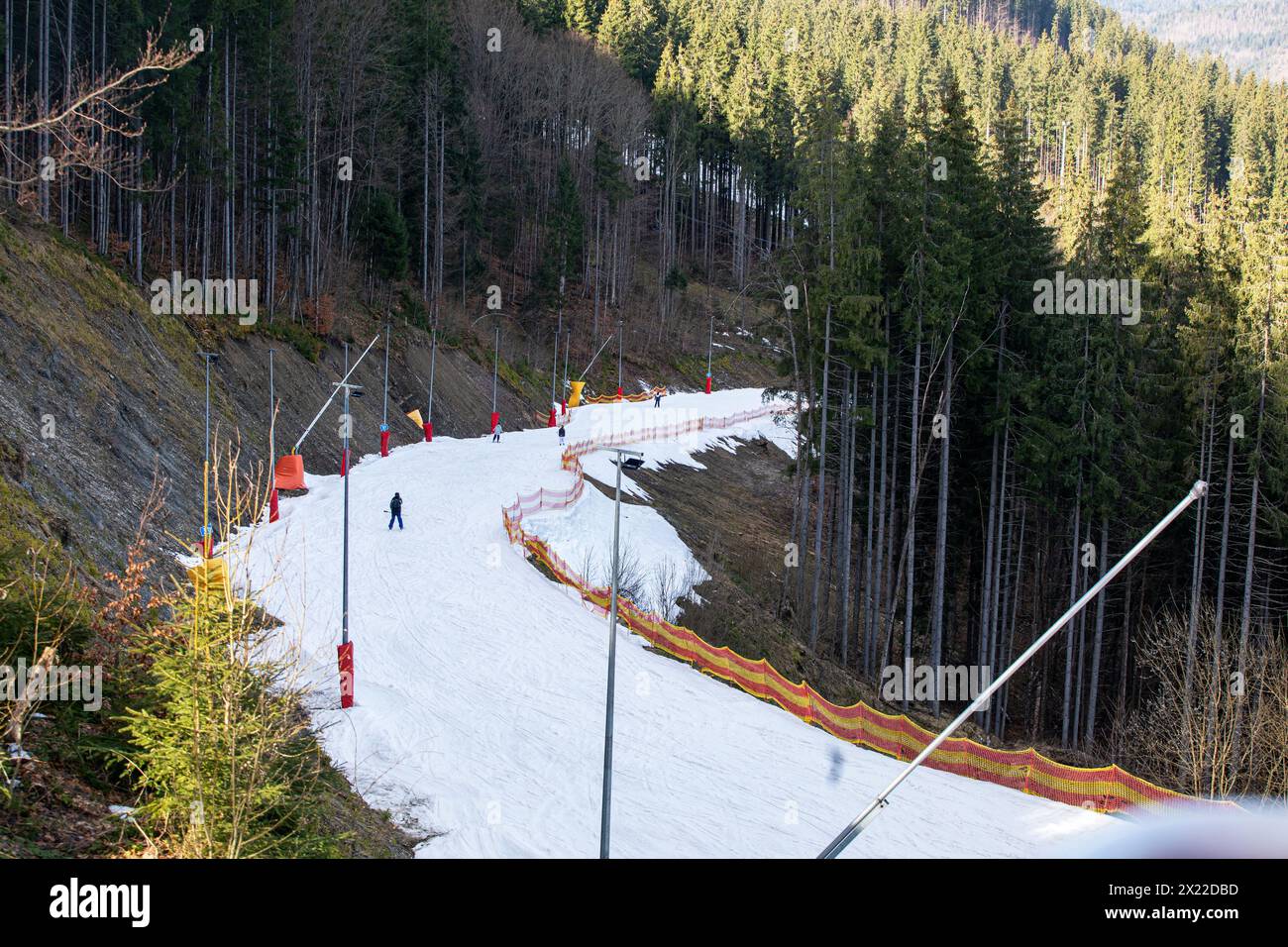 Skifahrer auf einer Schneehiste für Anfänger an einem sonnigen Tag. Aktive Erholung Stockfoto