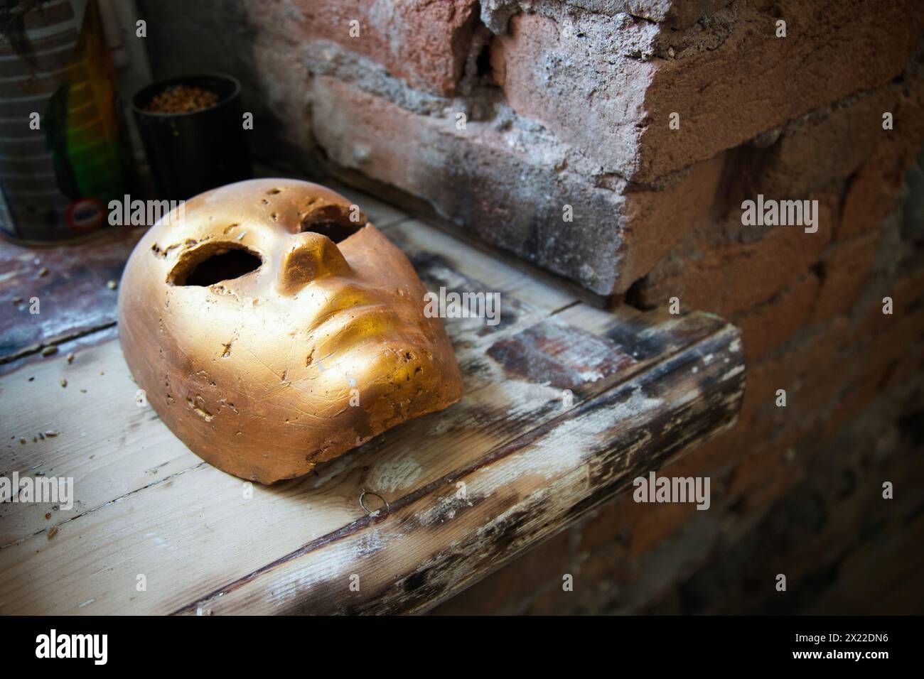 Goldene Gipsmaske aus der Nähe. Horror, Film, Triller, Theaterkonzept Stockfoto