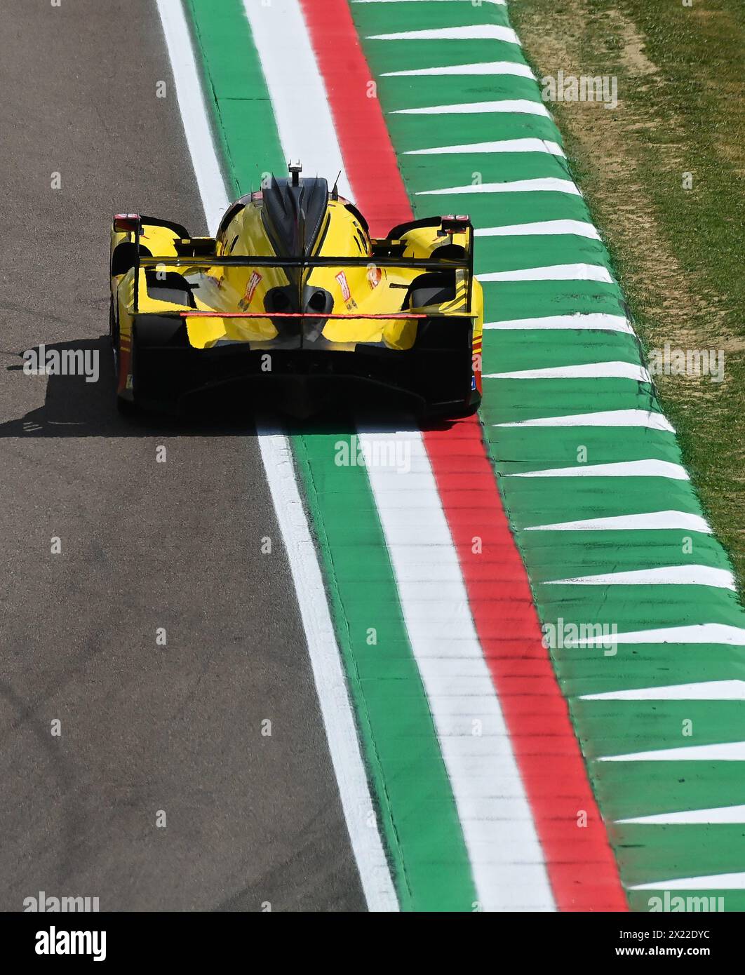 Imola, Frankreich. April 2024. © PHOTOPQR/OUEST FRANCE/Franck Dubray ; Imola ; 18/04/2024 ; Sport Automobile WEC championnat du Monde d' Endurance sur le Circuit d' Imola en Italie. AF CORSE FERRARI n° 83 Pilotée par Robert Kubica, Robert Shwartzman, Yifei YE (Foto Franck Dubray) - WEC-Weltmeisterschaft auf der Strecke Imola in Italien 18. April 2024 Credit: MAXPPP/Alamy Live News Stockfoto