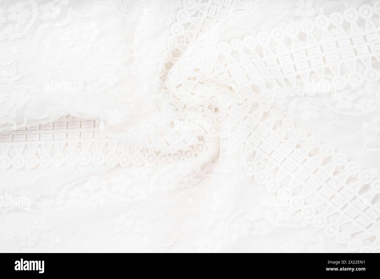 Weißer Hintergrund mit Spitzenblume. Hintergrundmuster für Textur. Stockfoto