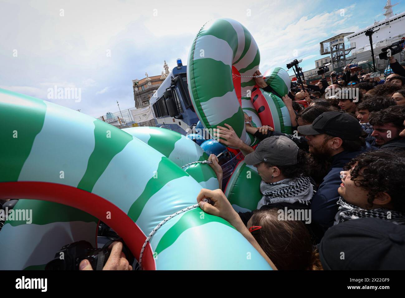 Neapel, Italien. April 2024. Neapel - Neapel 19-04-2024 Studentenprozession gegen die G7 in Capri (NeaPhoto Alessandro Garofalo) redaktionelle Verwendung nur Credit: Independent Photo Agency/Alamy Live News Stockfoto