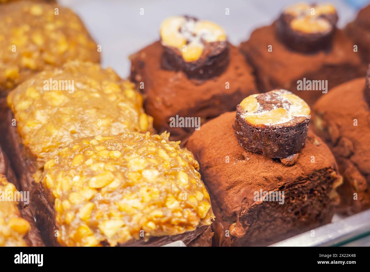 Üppige Schokoladenbrötchen mit Puderzucker in einer wunderschönen Bäckerei Stockfoto