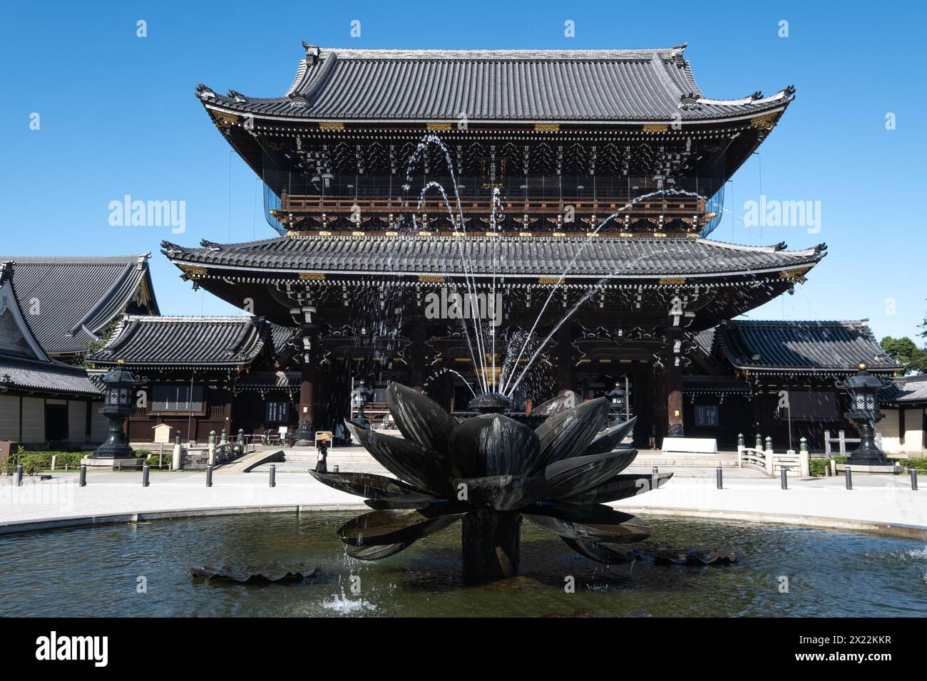 Der Blick auf den Lotusbrunnen vor dem Hallentor des Gründers 39 (Goei-do Mon) des Higashi-Honganji-Tempels tagsüber, Kyoto, Japan, Asien Stockfoto