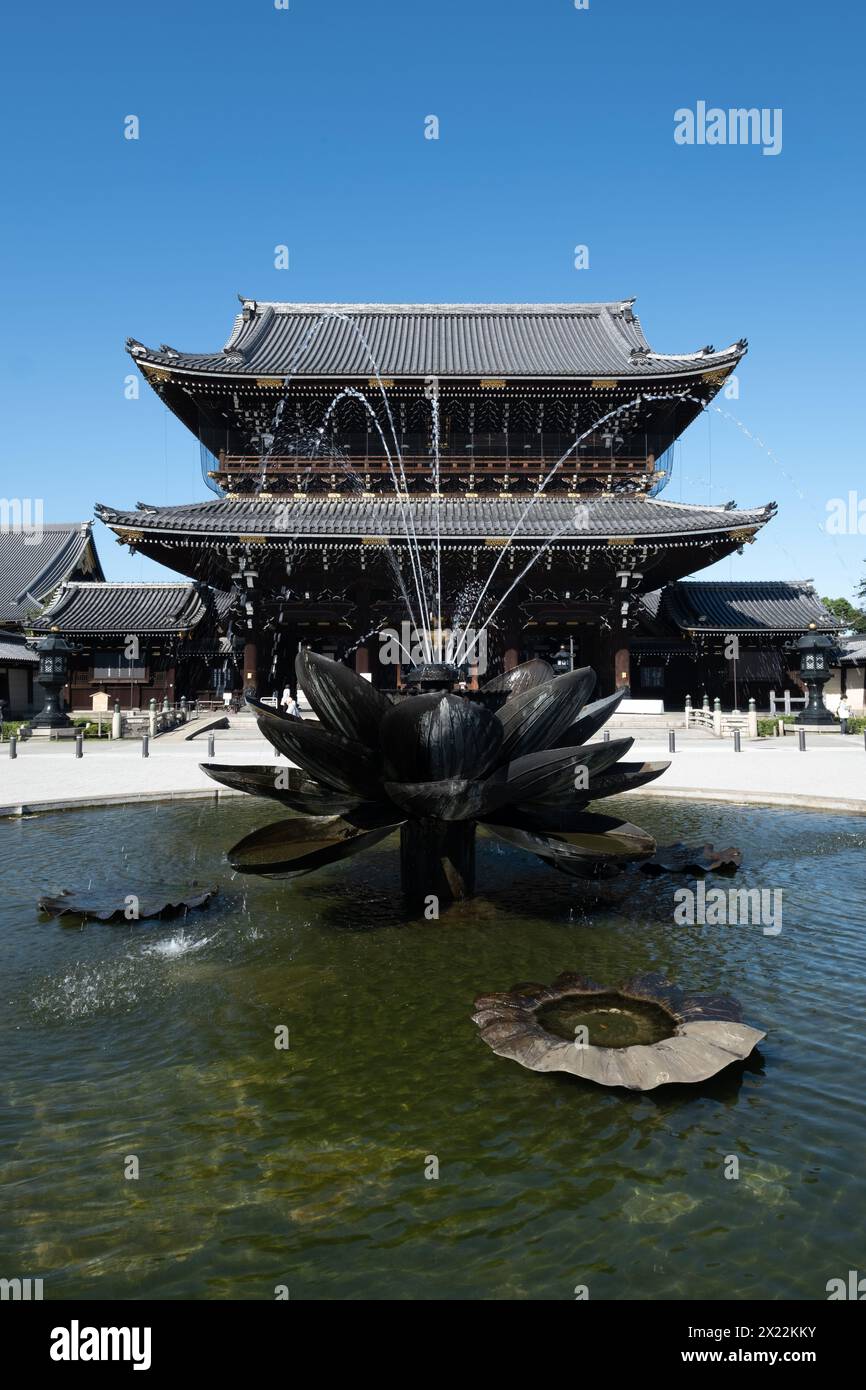 Der Blick auf den Lotusbrunnen vor dem Hallentor des Gründers 39 (Goei-do Mon) des Higashi-Honganji-Tempels tagsüber, Kyoto, Japan, Asien Stockfoto