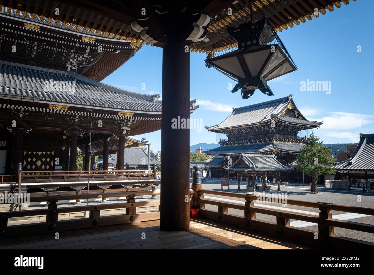 Der Blick auf den Higashi-Honganji Tempelkomplex tagsüber, im Hintergrund das Hallentor des Gründers 39 (Goei-do Mon), Kyoto, Japan, Asien Stockfoto